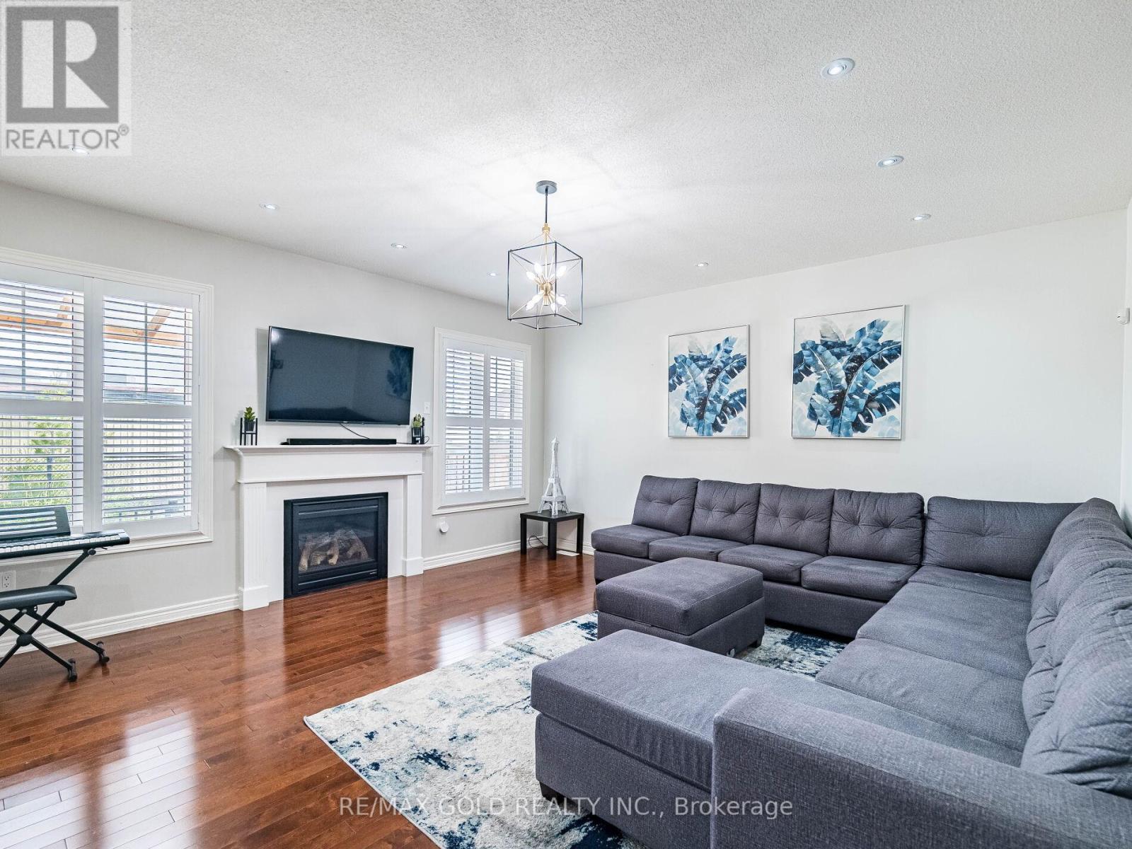 18 Divinity Circle, Brampton, Ontario  L7A 3Y4 - Photo 7 - W12435991