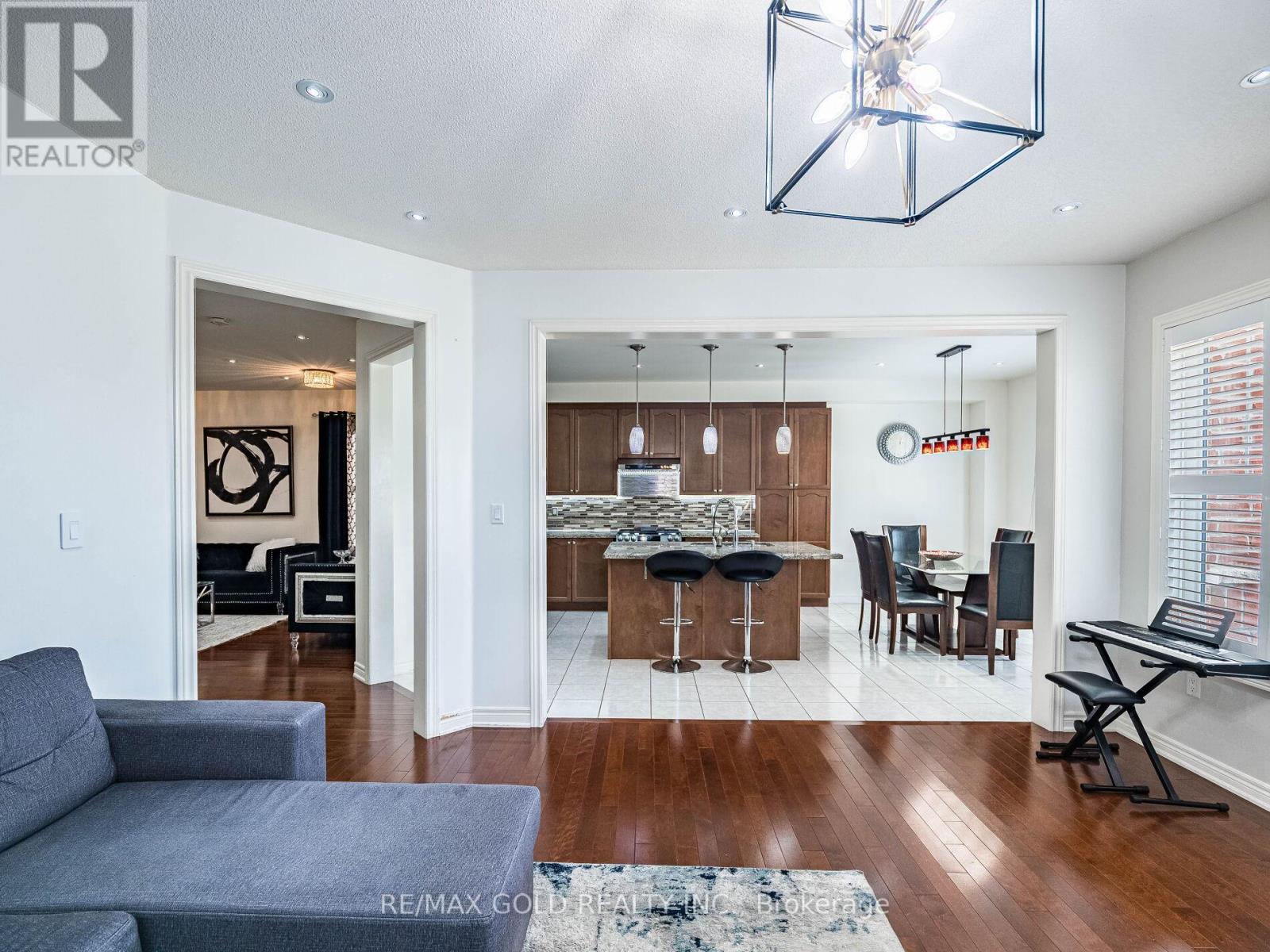 18 Divinity Circle, Brampton, Ontario  L7A 3Y4 - Photo 9 - W12435991