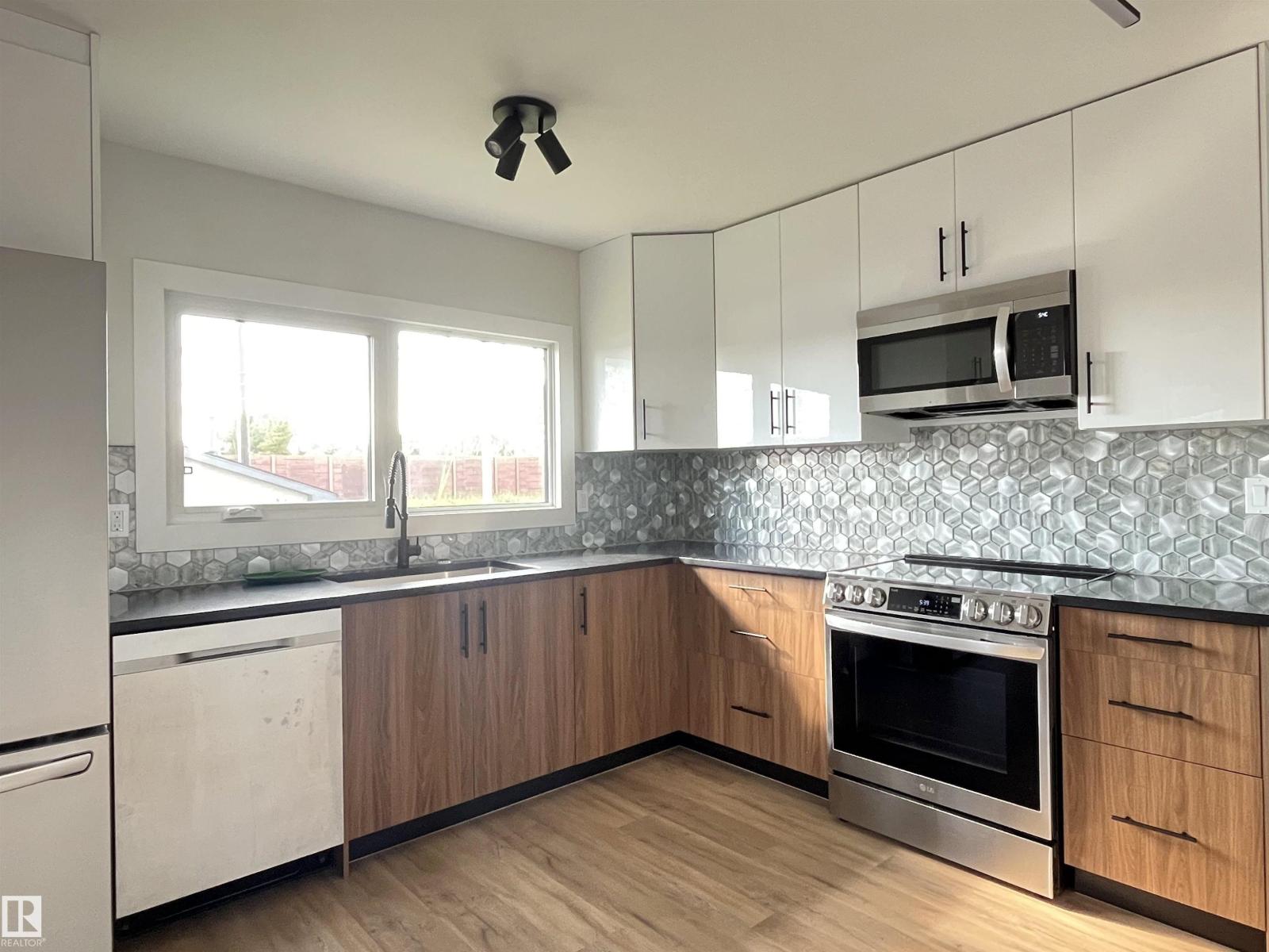 9108 169 St Nw, Edmonton, Alberta  T5R 2X1 - Photo 3 - E4460161