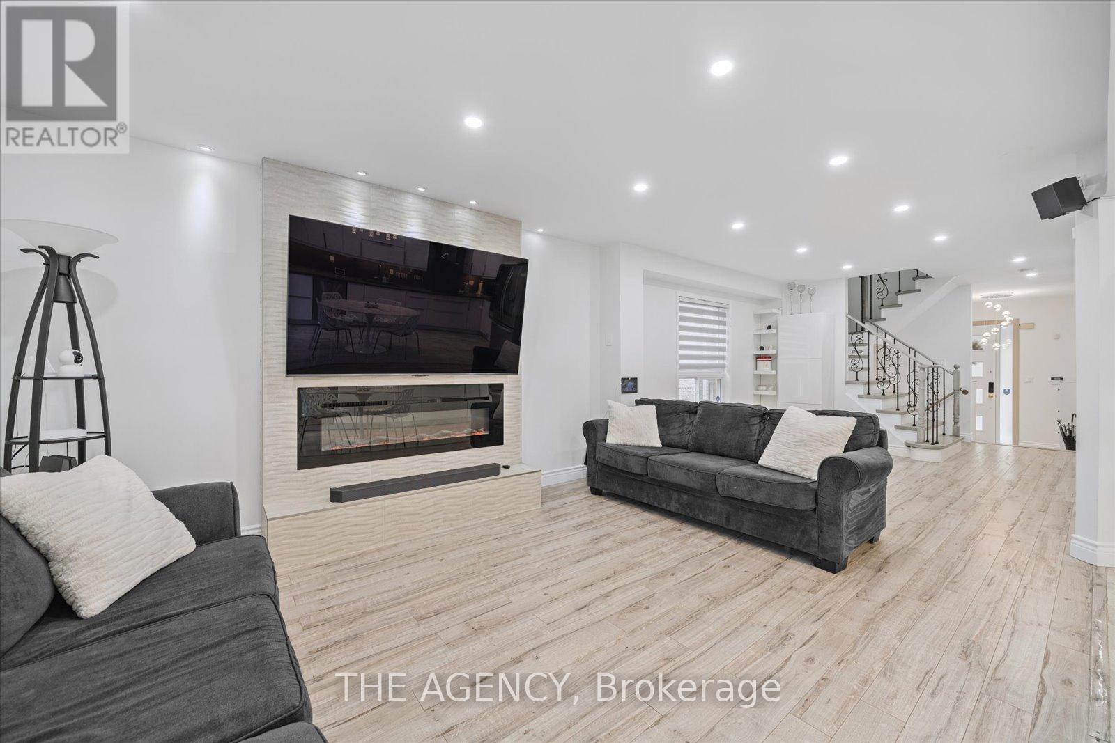 908 Oaktree Crescent, Newmarket, Ontario  L3X 2Z1 - Photo 12 - N12436023