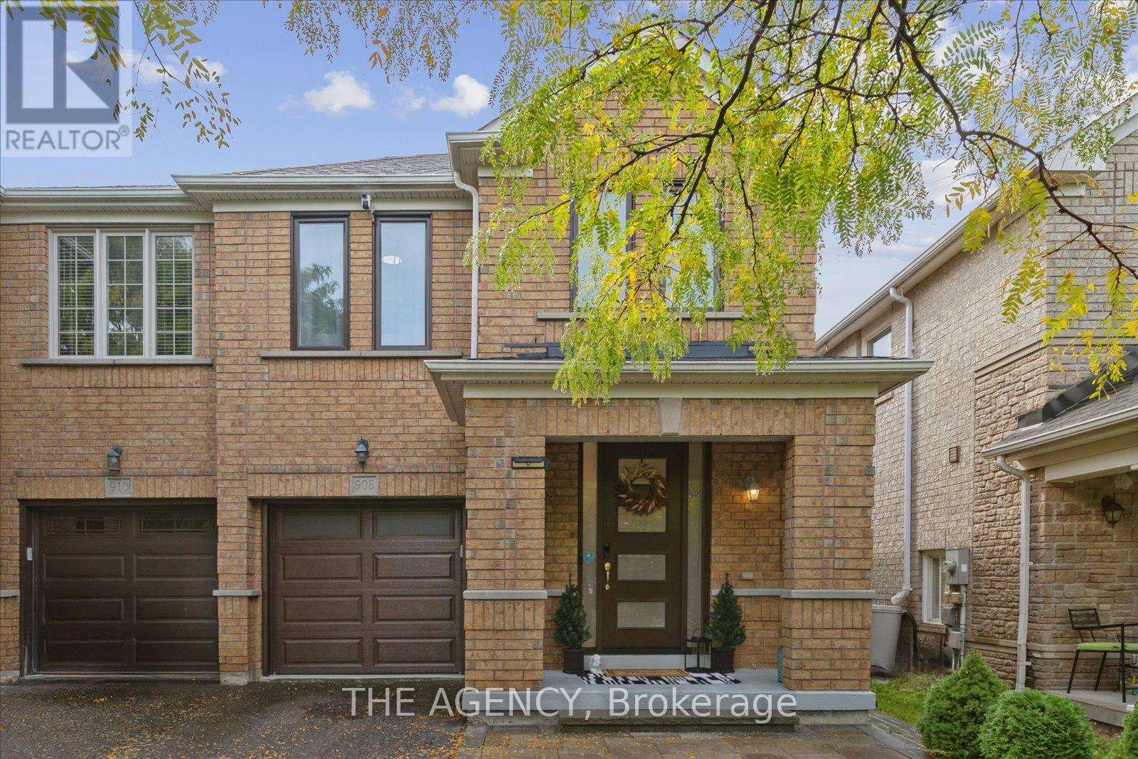 908 Oaktree Crescent, Newmarket, Ontario  L3X 2Z1 - Photo 2 - N12436023