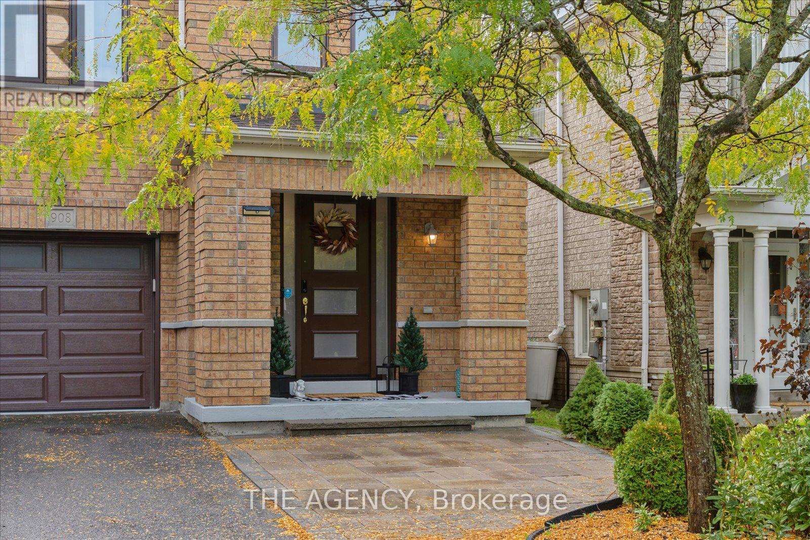 908 Oaktree Crescent, Newmarket, Ontario  L3X 2Z1 - Photo 3 - N12436023