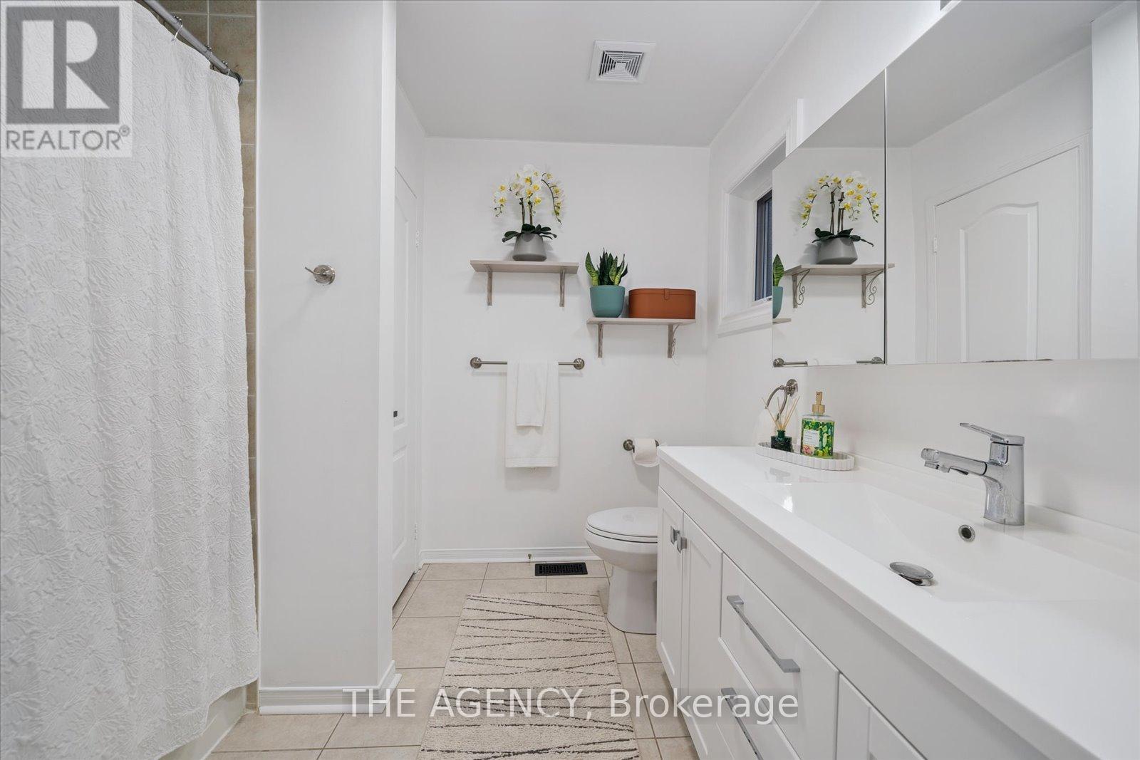908 Oaktree Crescent, Newmarket, Ontario  L3X 2Z1 - Photo 30 - N12436023