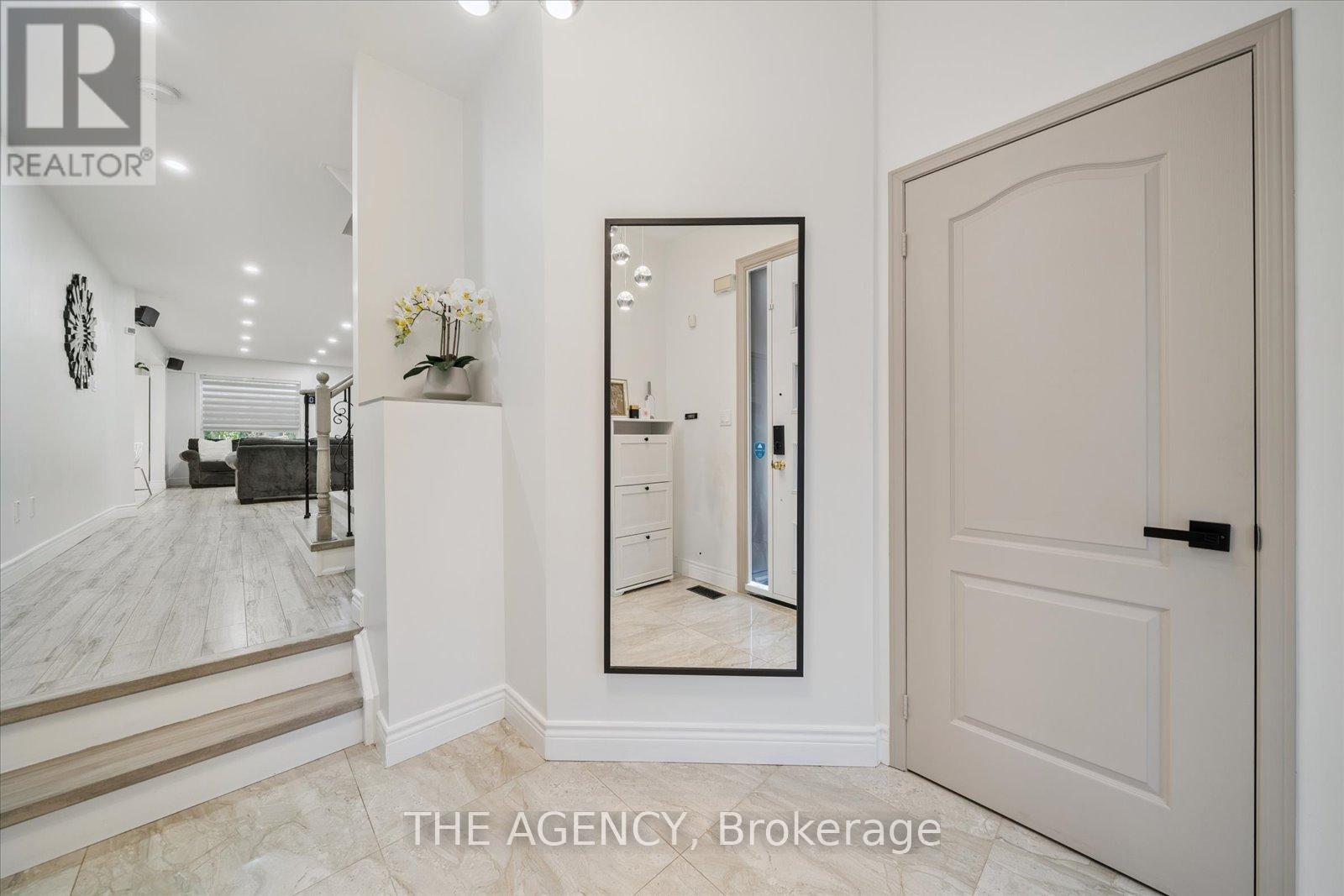 908 Oaktree Crescent, Newmarket, Ontario  L3X 2Z1 - Photo 5 - N12436023