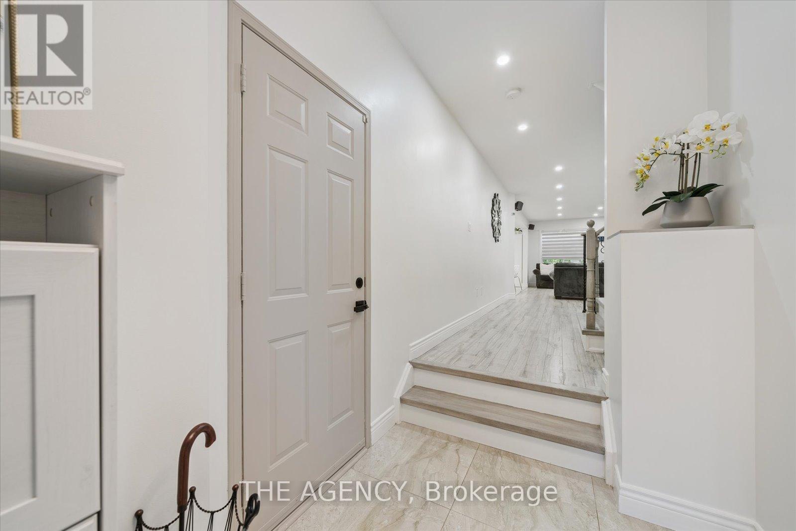 908 Oaktree Crescent, Newmarket, Ontario  L3X 2Z1 - Photo 6 - N12436023