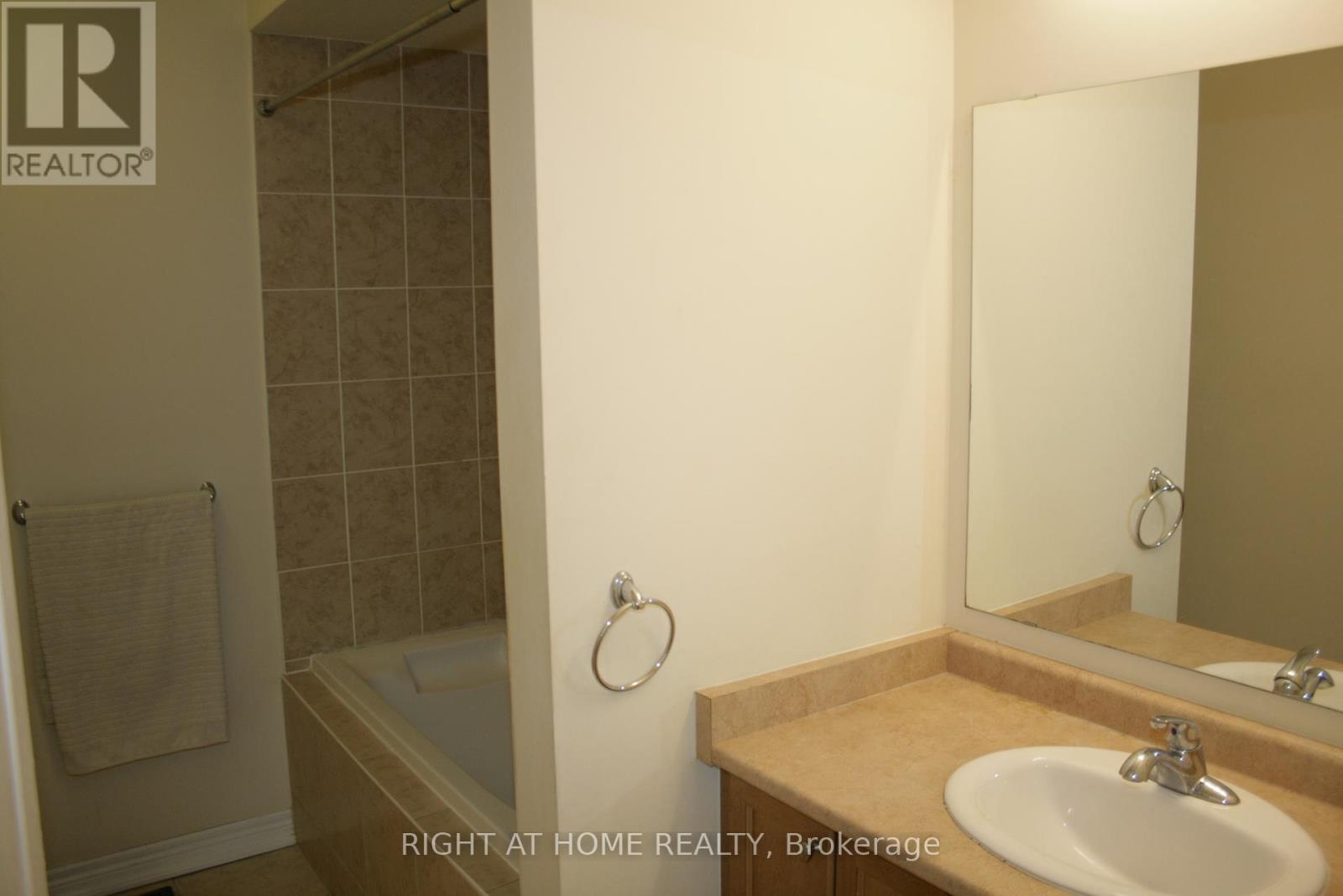 44 Thistle Avenue, Richmond Hill, Ontario  L4E 0B8 - Photo 10 - N12436032
