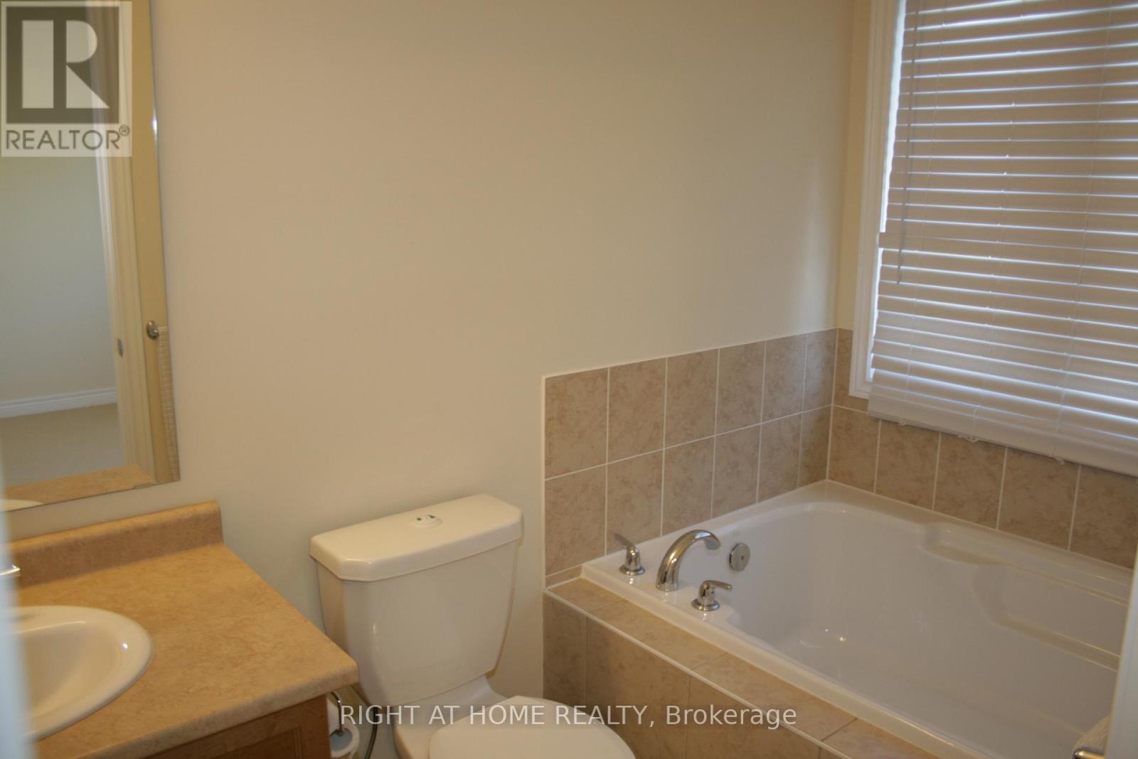 44 Thistle Avenue, Richmond Hill, Ontario  L4E 0B8 - Photo 12 - N12436032