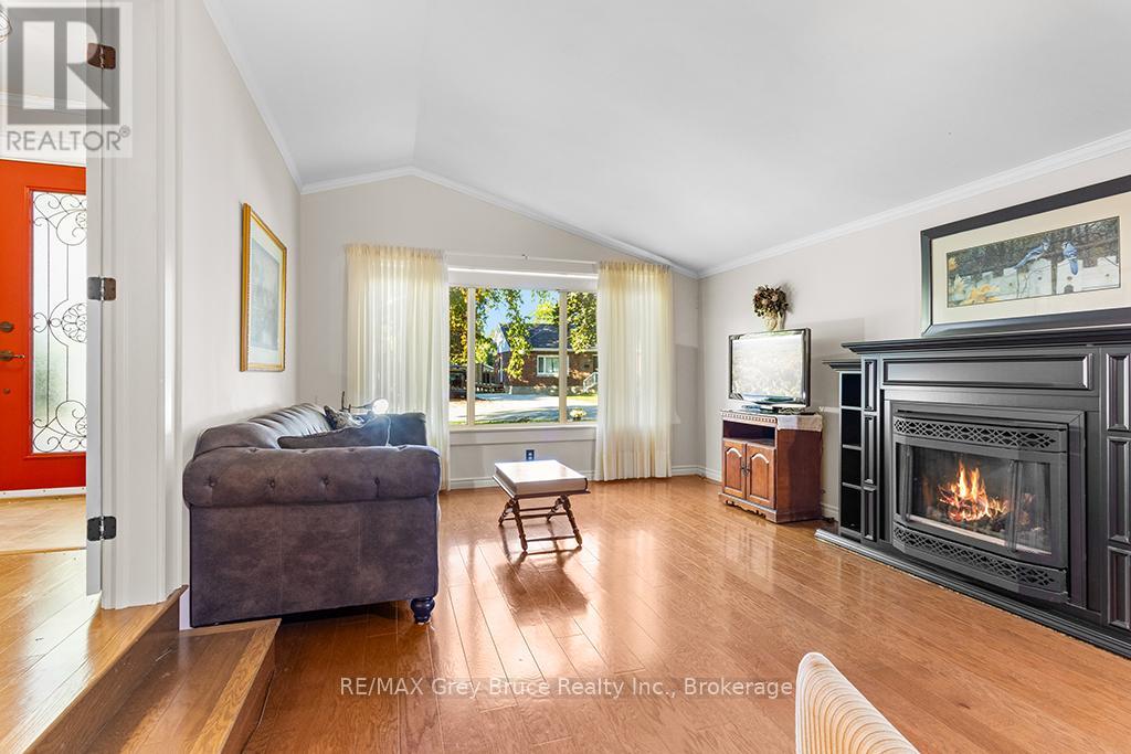 563 21 Street W, Owen Sound, Ontario  N4K 4E7 - Photo 12 - X12436069