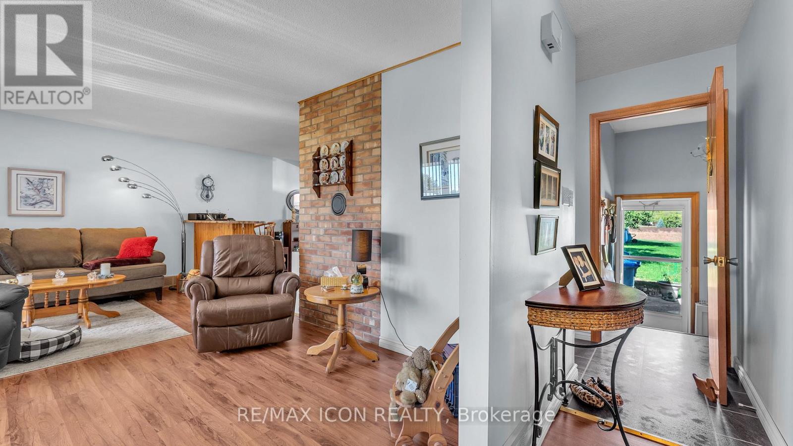 8274 Burwell Road E, Lambton Shores, Ontario  N0M 1T0 - Photo 11 - X12436056