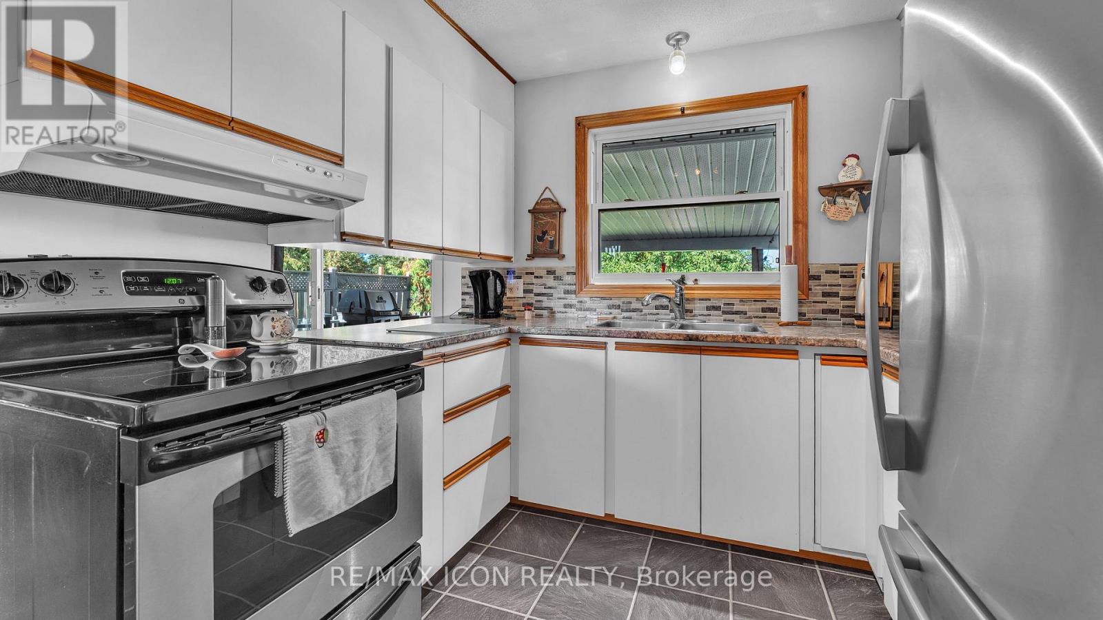 8274 Burwell Road E, Lambton Shores, Ontario  N0M 1T0 - Photo 12 - X12436056