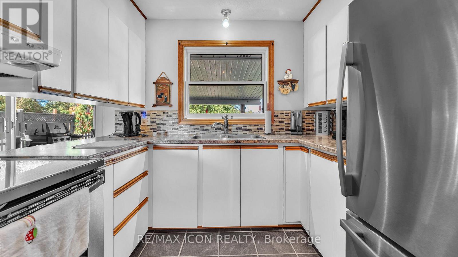 8274 Burwell Road E, Lambton Shores, Ontario  N0M 1T0 - Photo 13 - X12436056