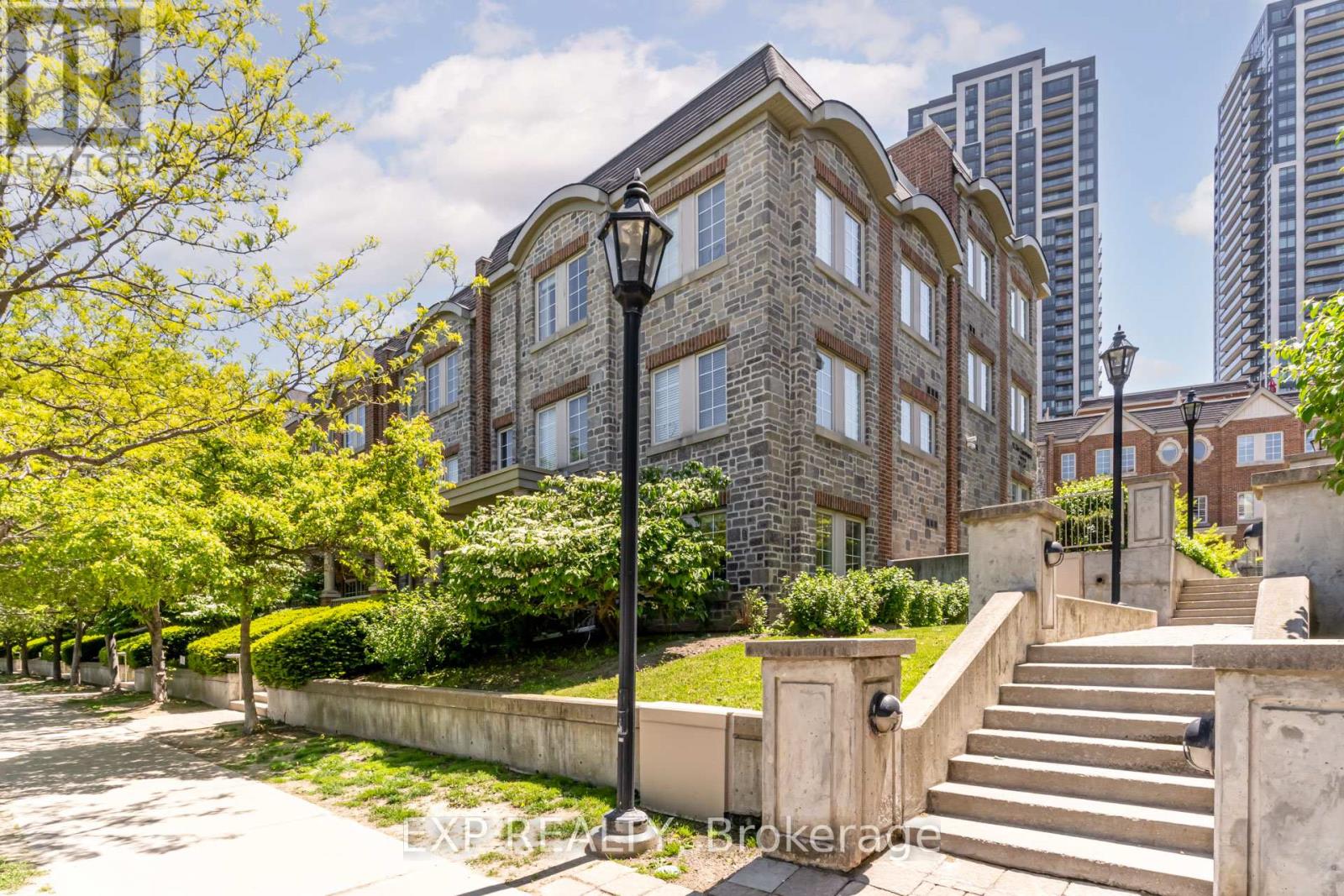 TH23 - 93 THE QUEENSWAY, Toronto, Ontario