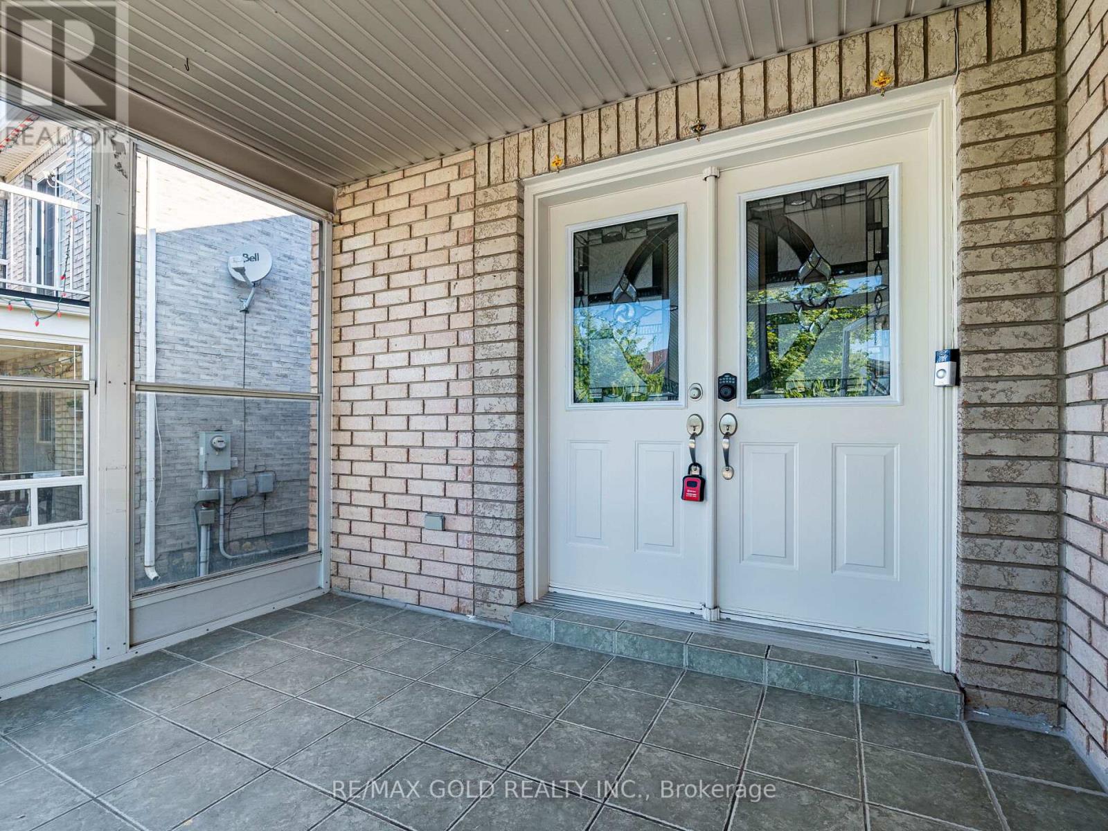 26 Yuile Court, Brampton, Ontario  L6Y 5J5 - Photo 2 - W12436052