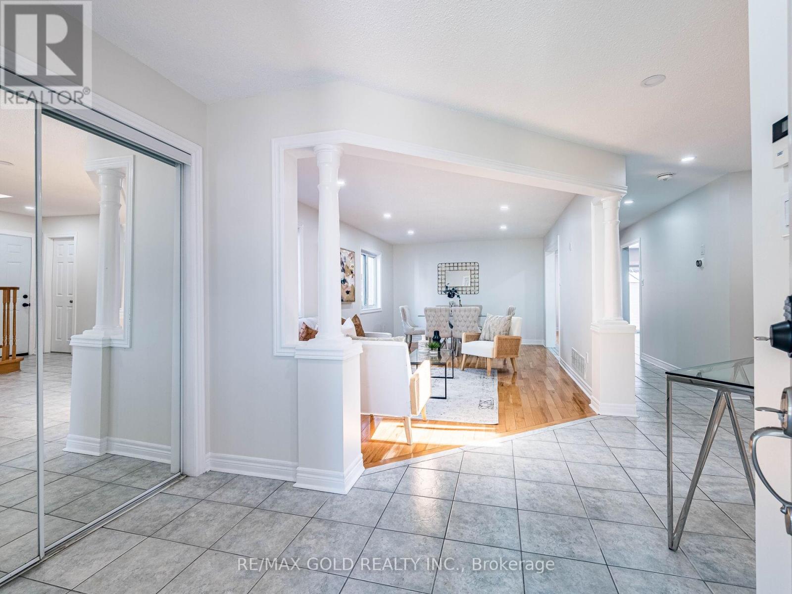 26 Yuile Court, Brampton, Ontario  L6Y 5J5 - Photo 3 - W12436052