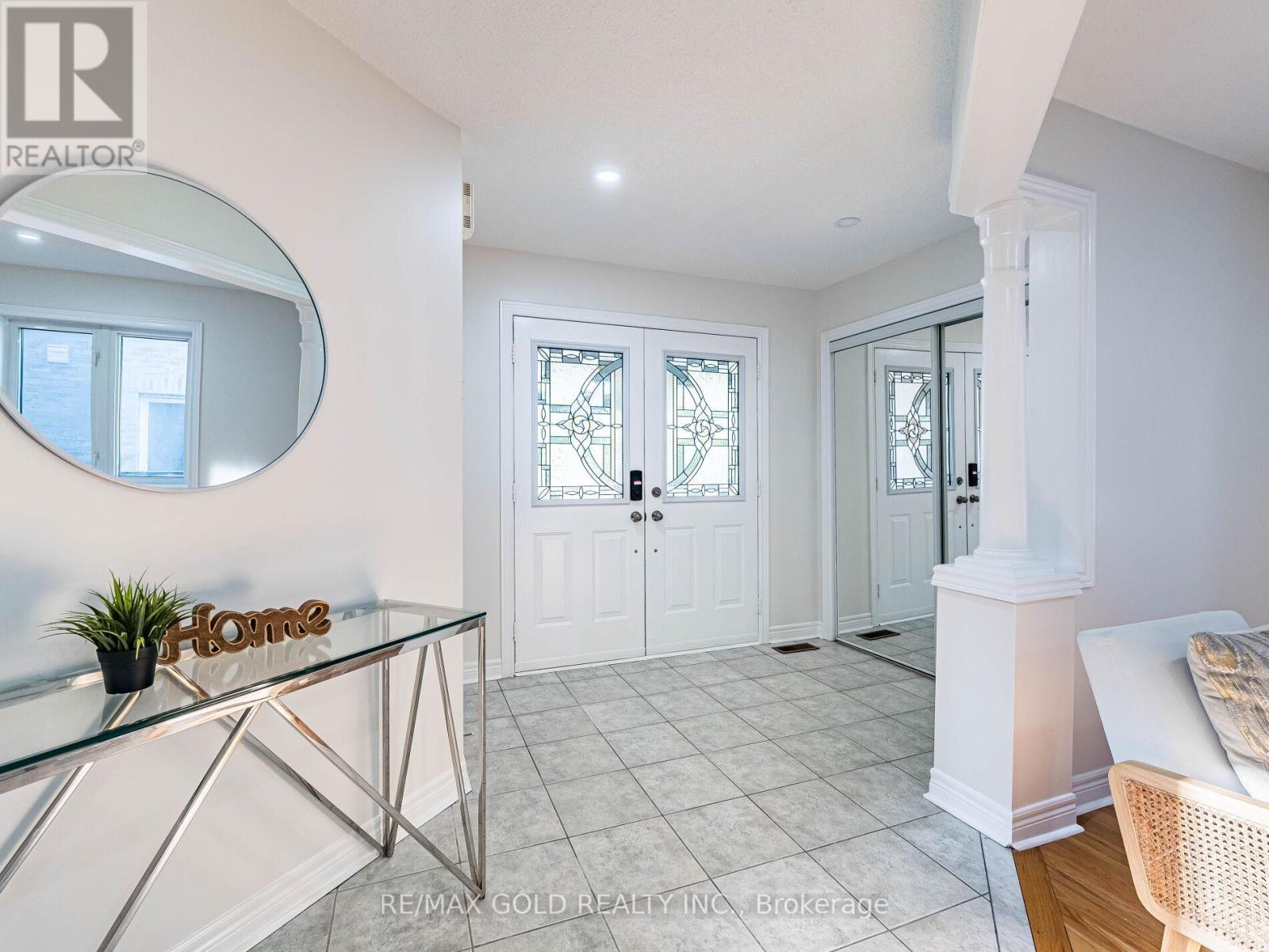 26 Yuile Court, Brampton, Ontario  L6Y 5J5 - Photo 4 - W12436052