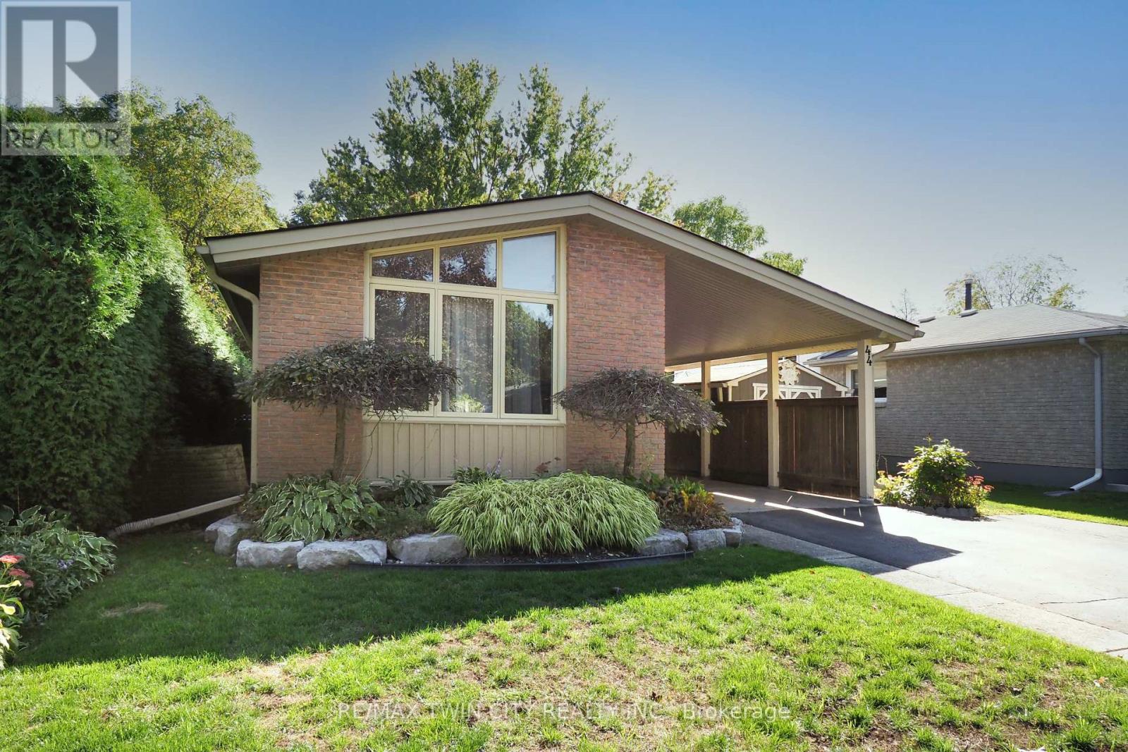 44 Milton Avenue W, Cambridge, Ontario  N3C 2Y4 - Photo 2 - X12436051