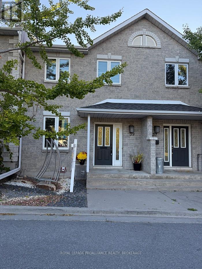 39 Mowat Avenue, Kingston, Ontario  K7M 8Y8 - Photo 2 - X12435337