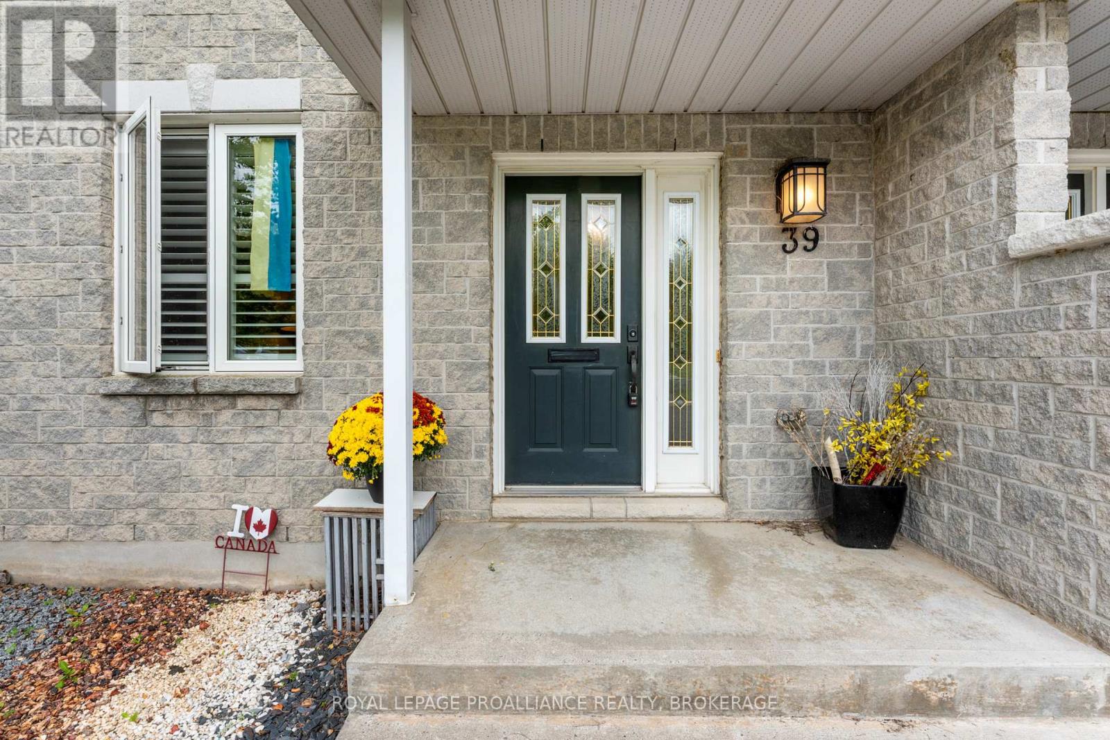 39 Mowat Avenue, Kingston, Ontario  K7M 8Y8 - Photo 3 - X12435337