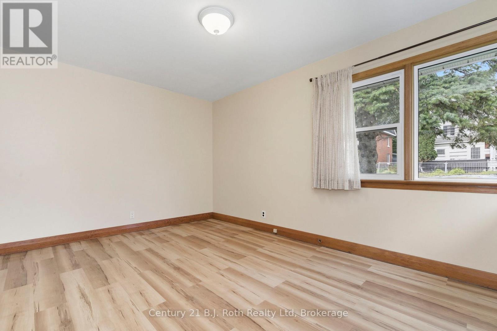 639 Yonge Street, Midland, Ontario  L4R 2E1 - Photo 22 - S12429151