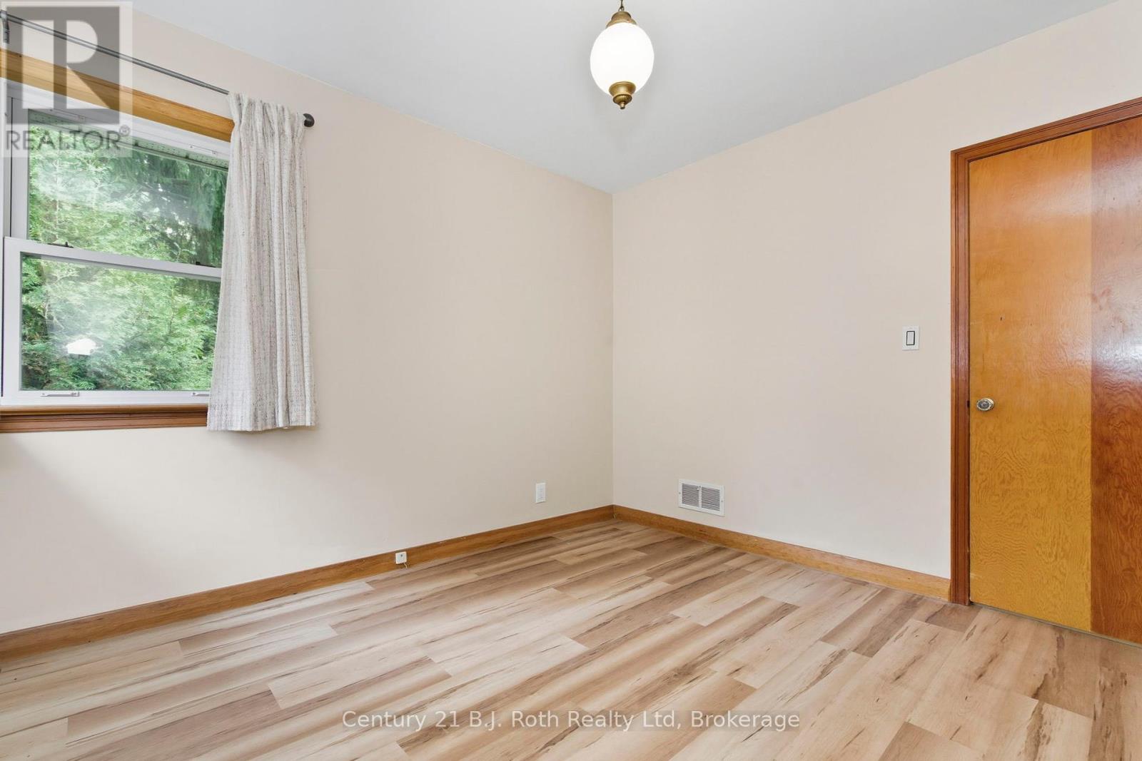 639 Yonge Street, Midland, Ontario  L4R 2E1 - Photo 23 - S12429151