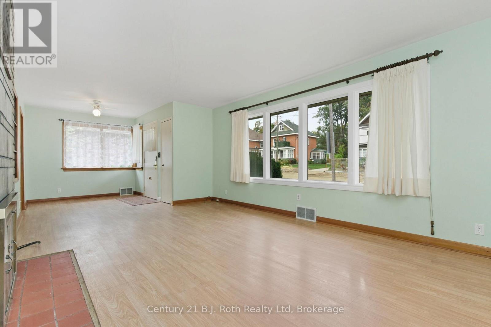 639 Yonge Street, Midland, Ontario  L4R 2E1 - Photo 13 - S12429151
