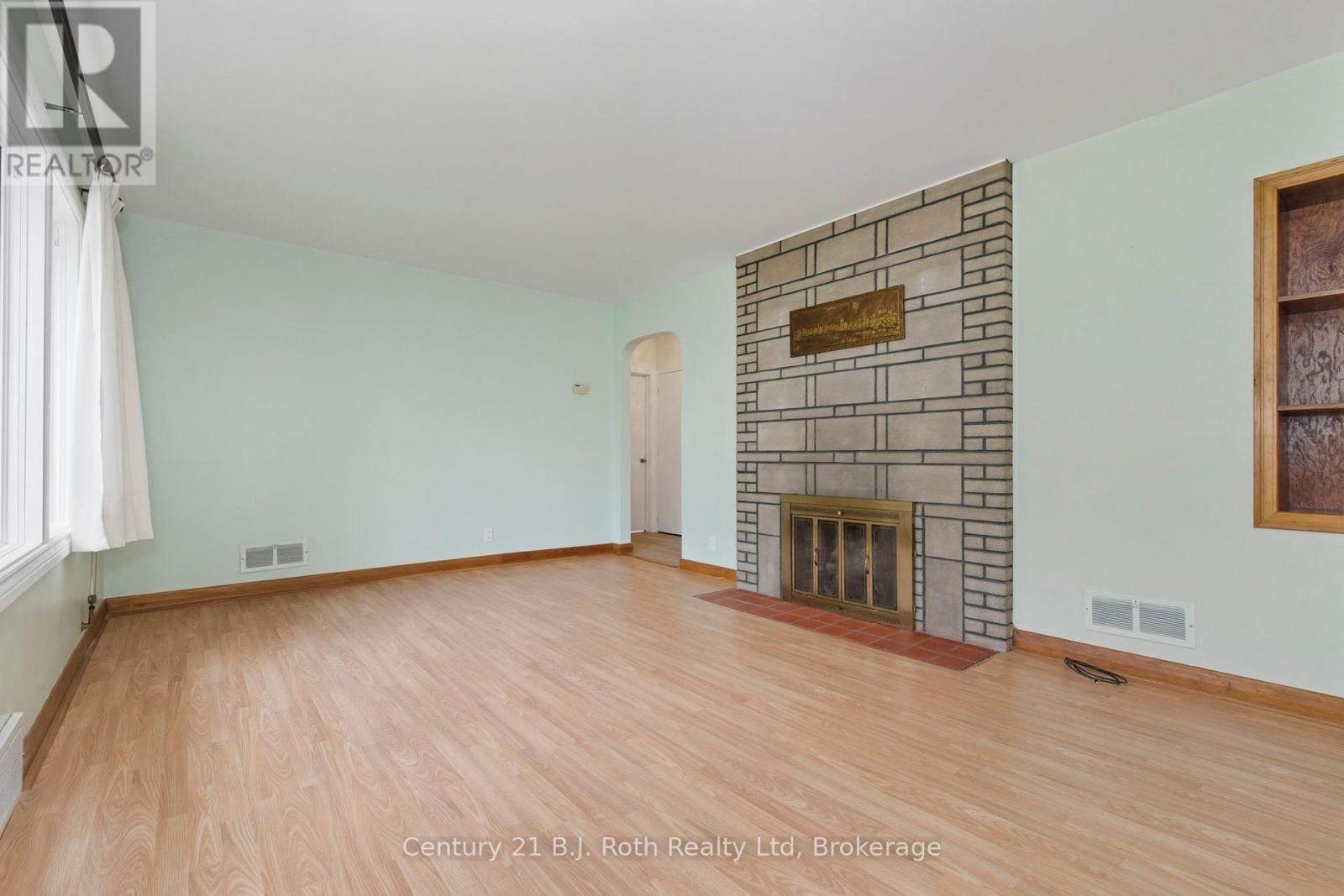 639 Yonge Street, Midland, Ontario  L4R 2E1 - Photo 17 - S12429151