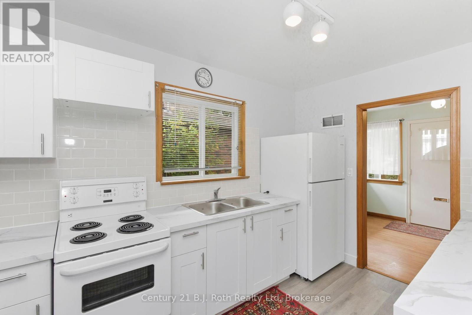 639 Yonge Street, Midland, Ontario  L4R 2E1 - Photo 7 - S12429151