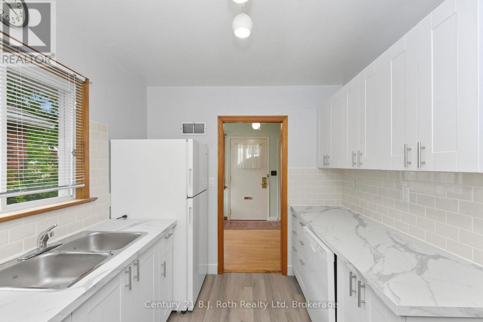 639 Yonge Street, Midland, Ontario  L4R 2E1 - Photo 8 - S12429151