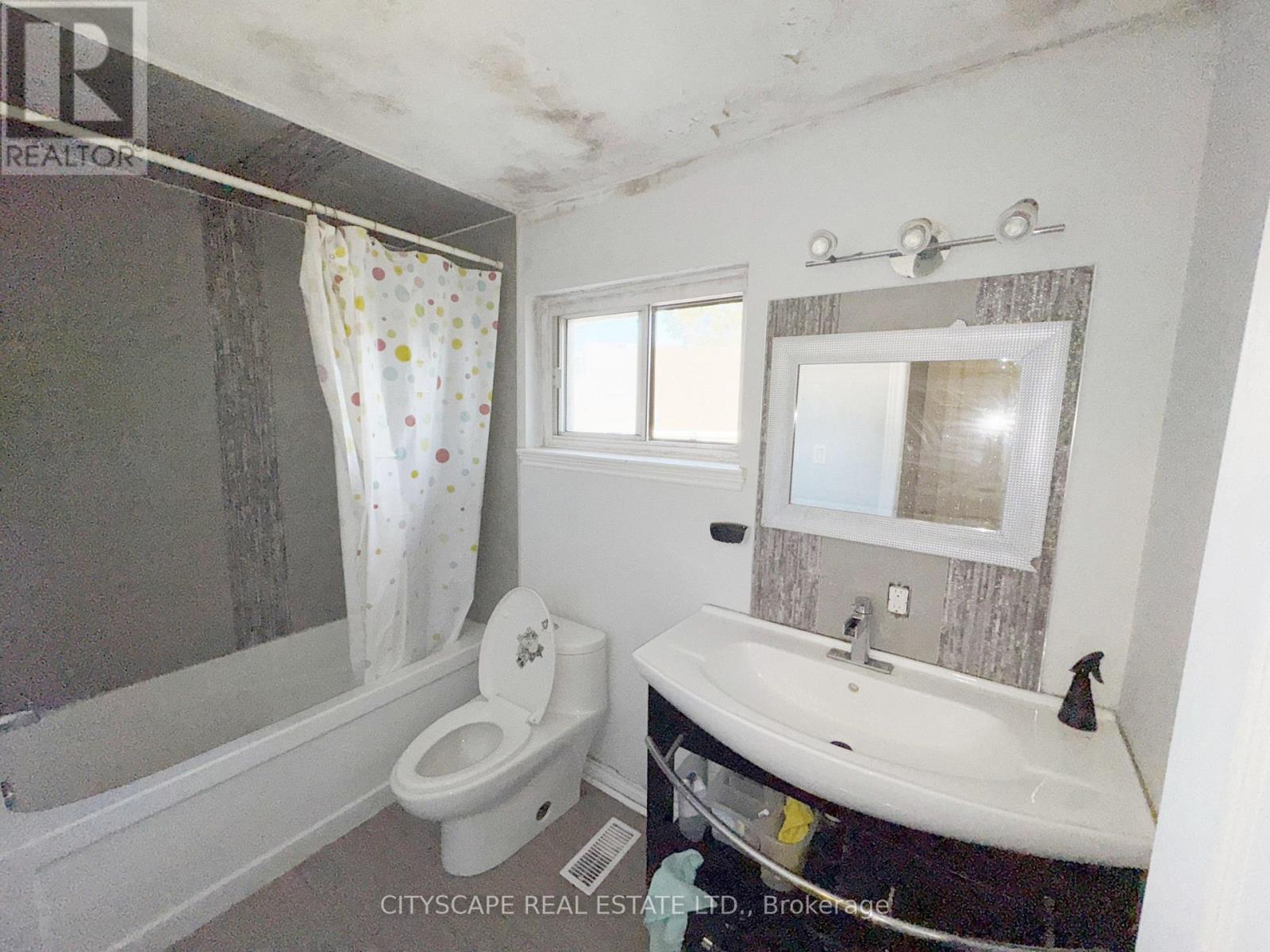 11 Melpham Court, Toronto, Ontario  M9V 2H2 - Photo 13 - W12436065