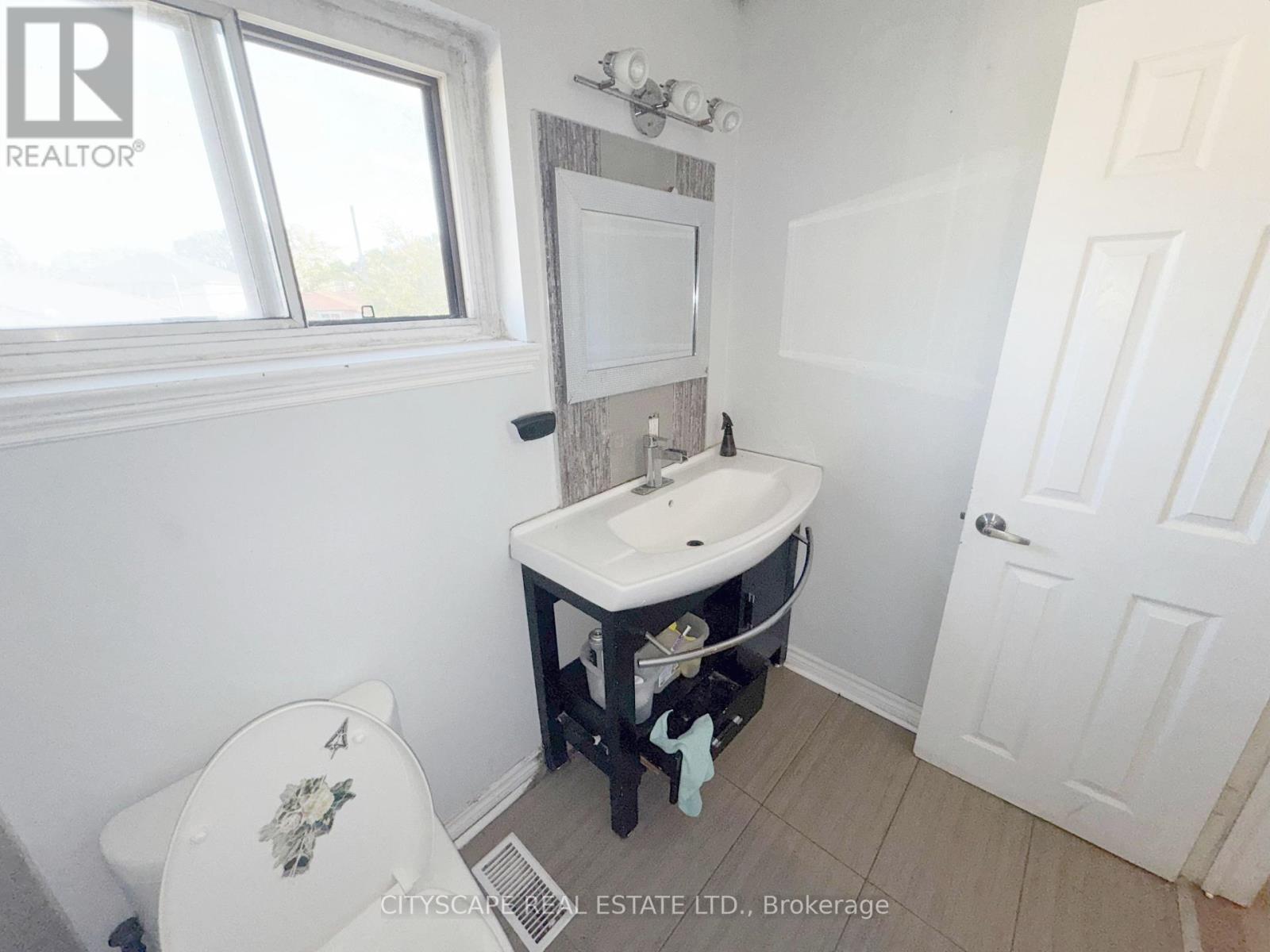 11 Melpham Court, Toronto, Ontario  M9V 2H2 - Photo 15 - W12436065