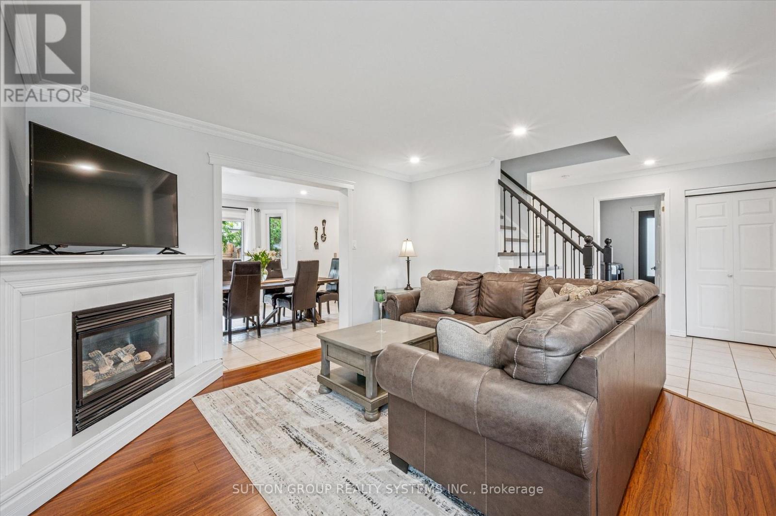87 Dairy Drive, Halton Hills, Ontario  L7J 2Y1 - Photo 4 - W12436074