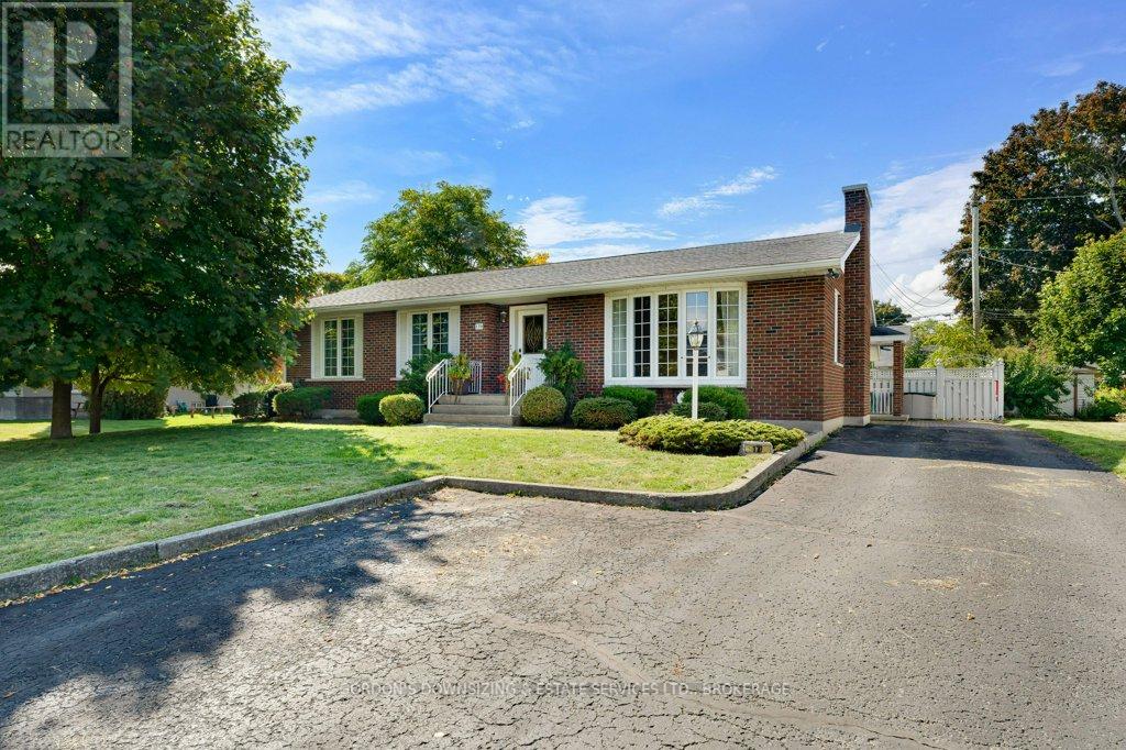 170 Elmwood Drive, Gananoque, Ontario  K7G 1N9 - Photo 2 - X12436155