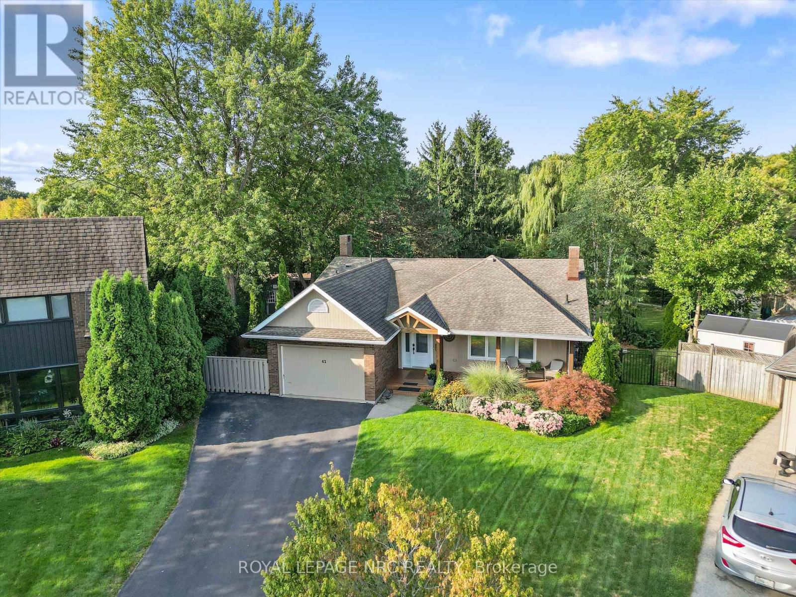 42 The Cedars, St. Catharines (Vine/linwell), Ontario  L2M 6M8 - Photo 1 - X12436109