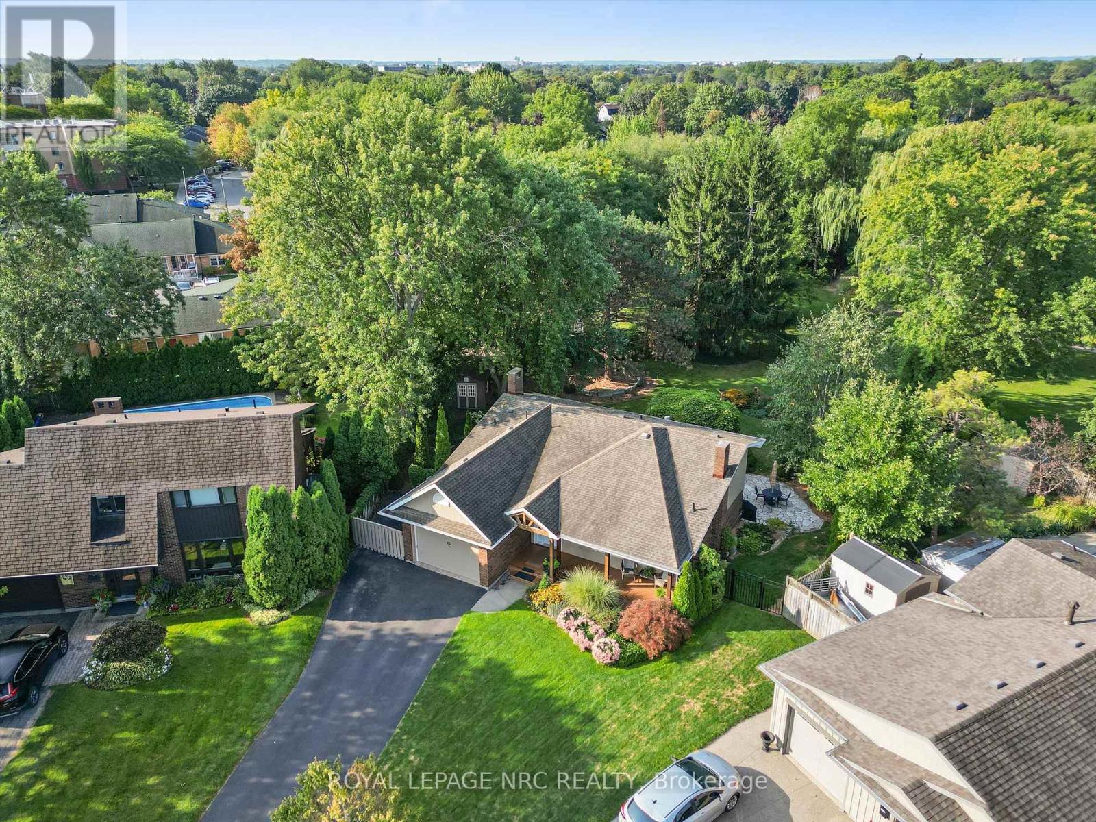 42 The Cedars, St. Catharines (Vine/linwell), Ontario  L2M 6M8 - Photo 2 - X12436109