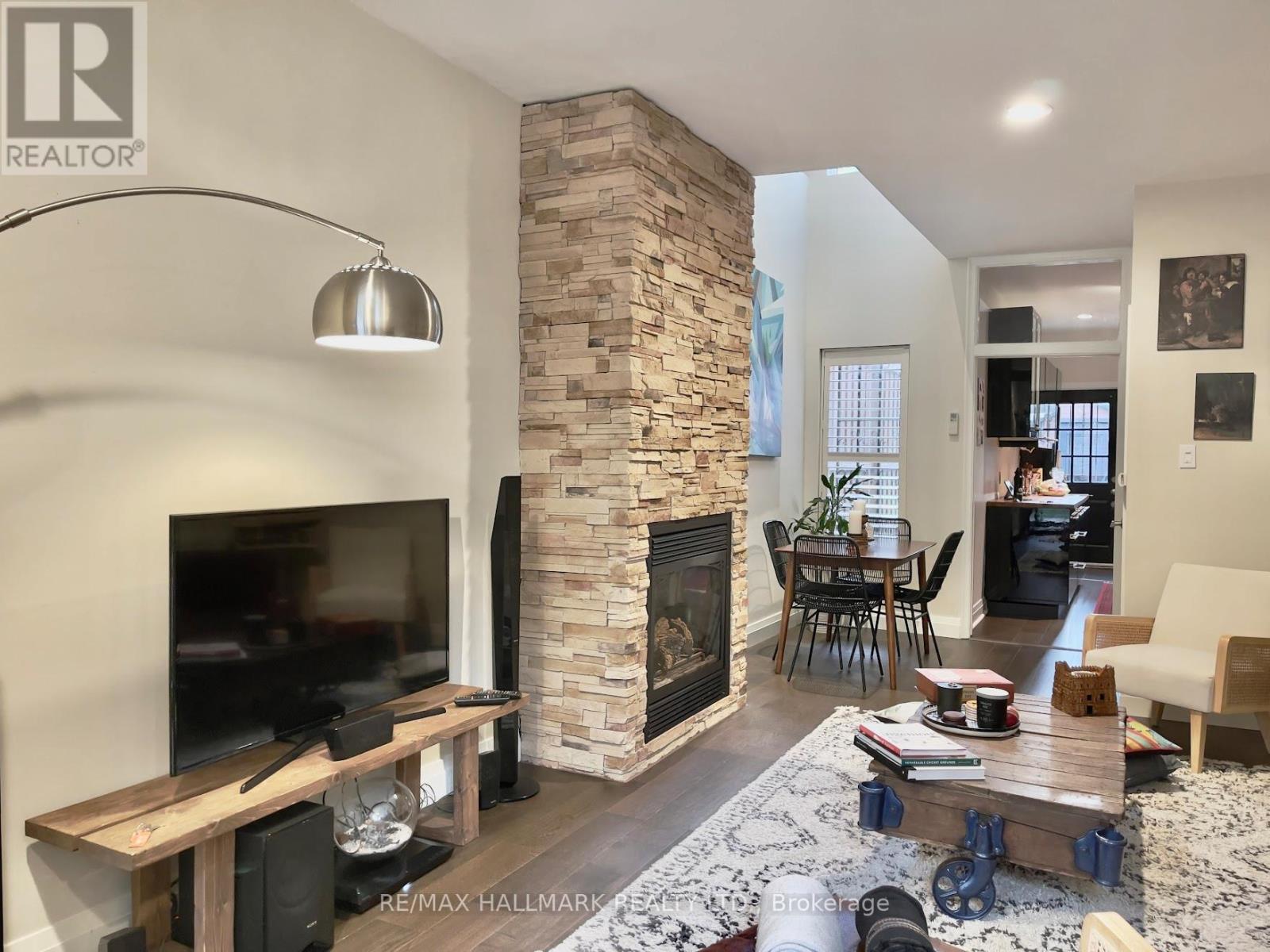 2 Verral Avenue, Toronto, Ontario  M4M 2R2 - Photo 4 - E12436191