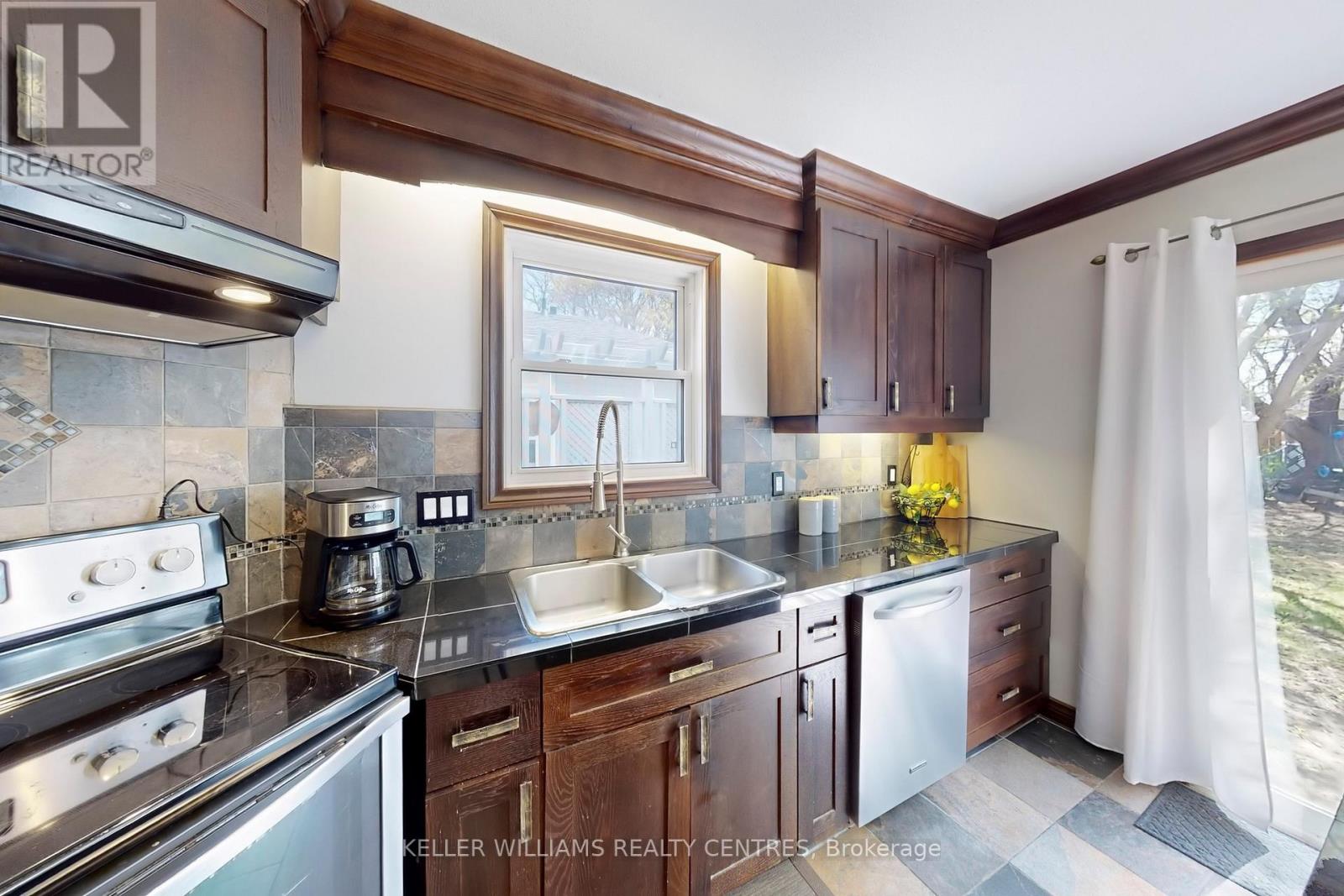108 Armitage Drive, Newmarket, Ontario  L3Y 5L7 - Photo 9 - N12436147