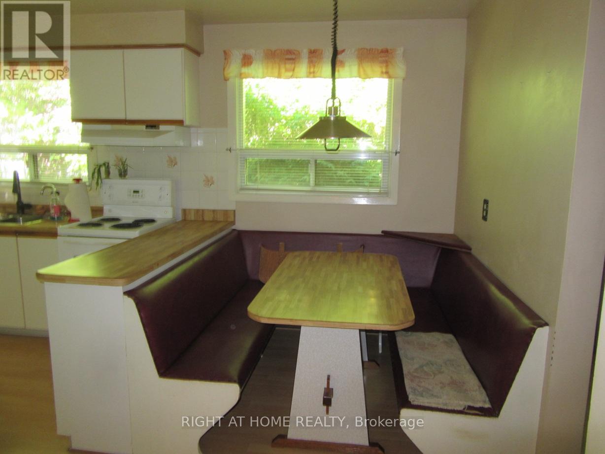 1588 Hobbs Crescent, Mississauga, Ontario  L5J 3R9 - Photo 5 - W12435331