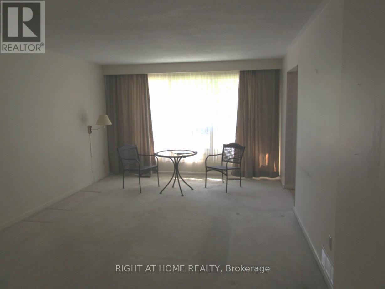 1588 Hobbs Crescent, Mississauga, Ontario  L5J 3R9 - Photo 3 - W12435331