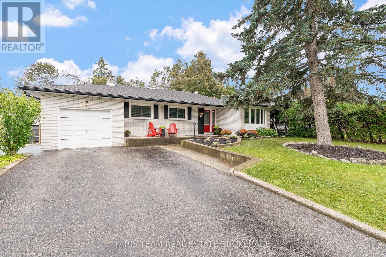 27 Ottaway Avenue, Barrie, Ontario  L4M 2W6 - Photo 1 - S12436143