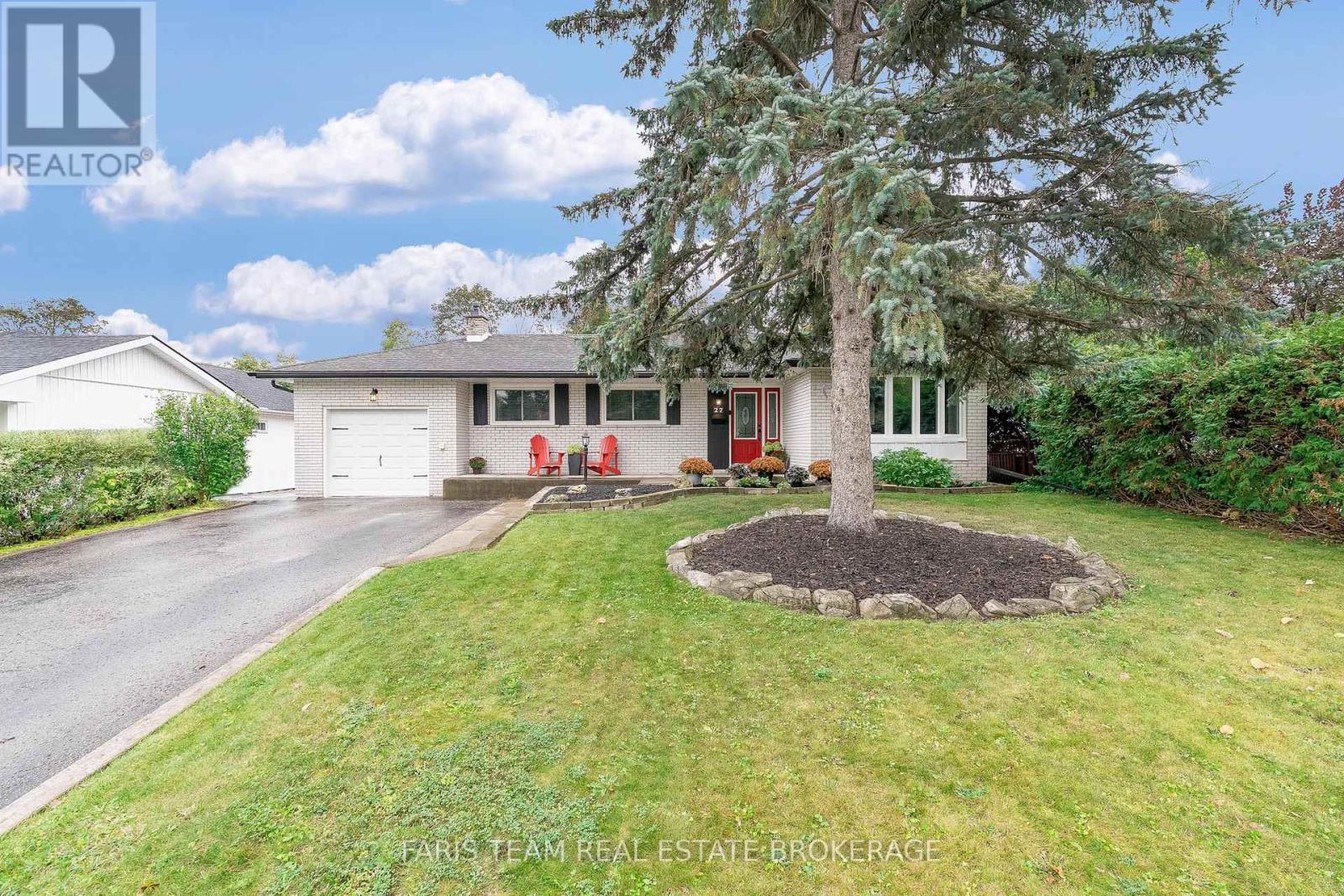 27 Ottaway Avenue, Barrie, Ontario  L4M 2W6 - Photo 2 - S12436143