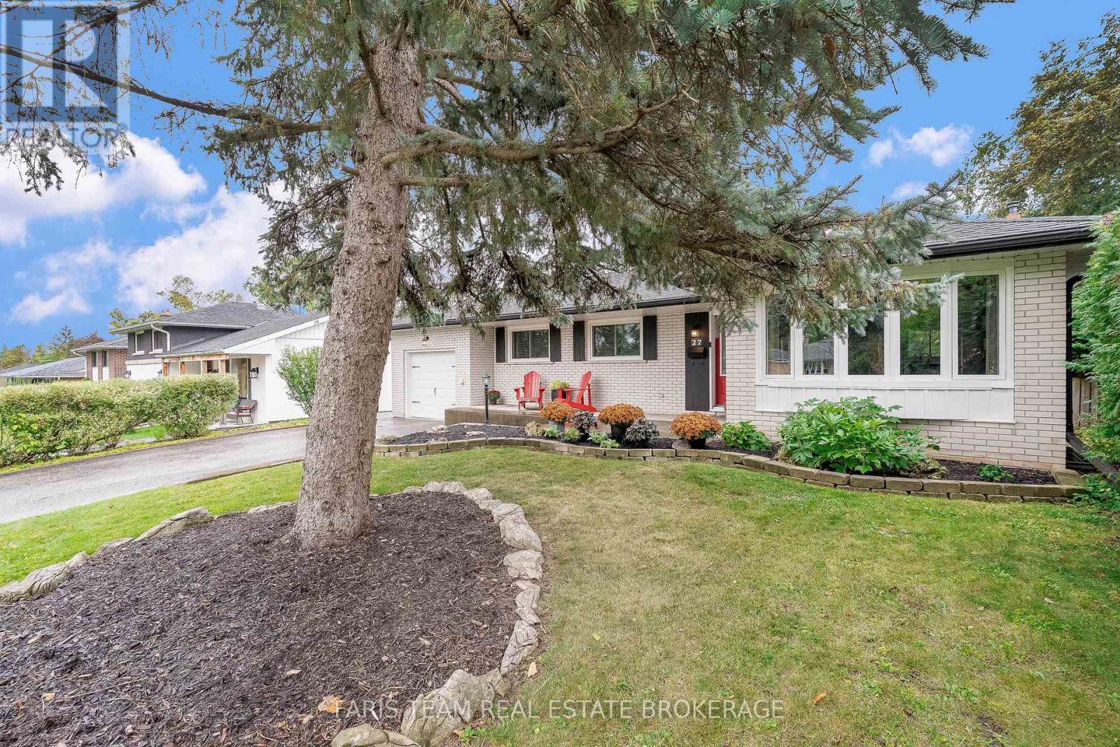 27 Ottaway Avenue, Barrie, Ontario  L4M 2W6 - Photo 3 - S12436143