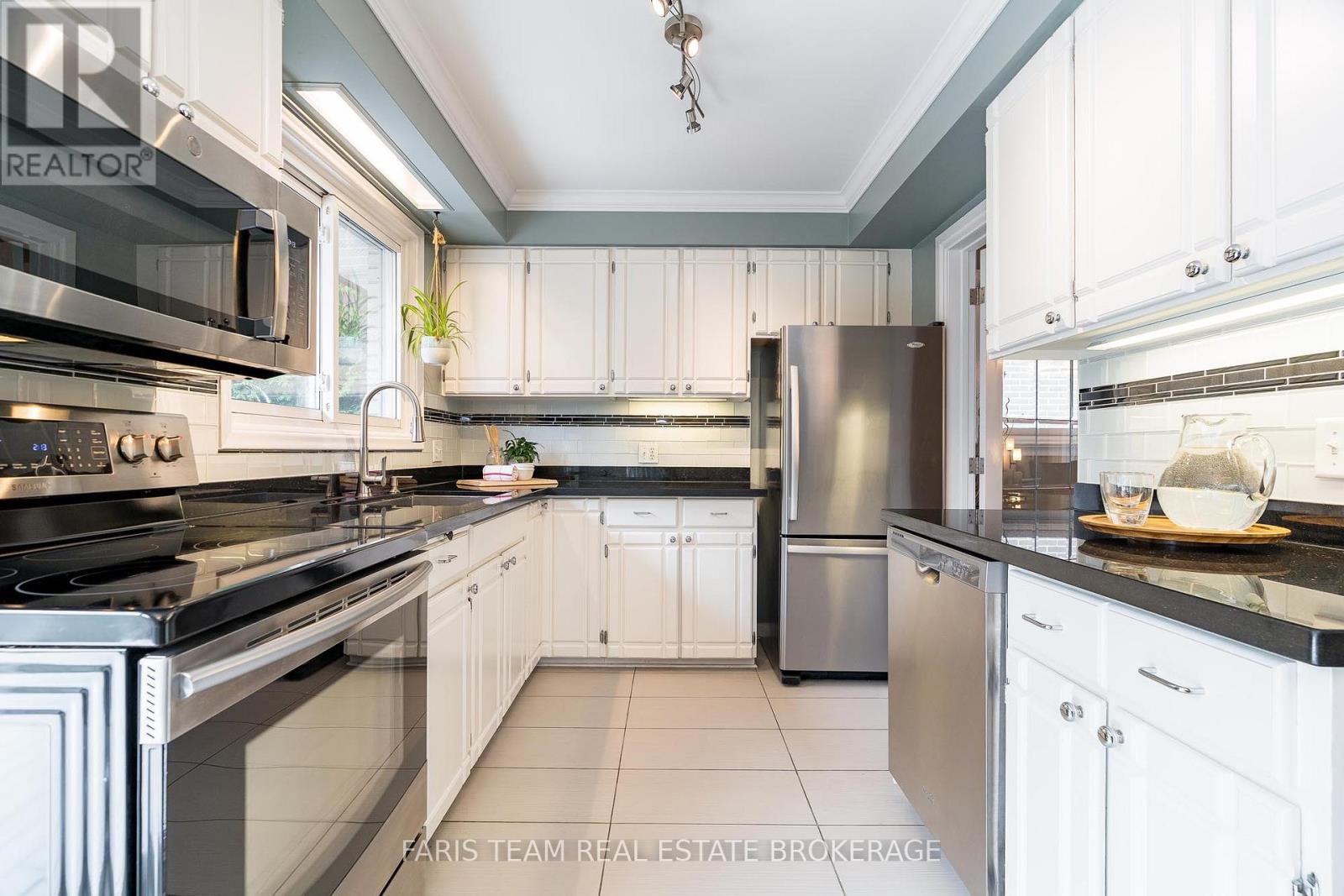 27 Ottaway Avenue, Barrie, Ontario  L4M 2W6 - Photo 5 - S12436143