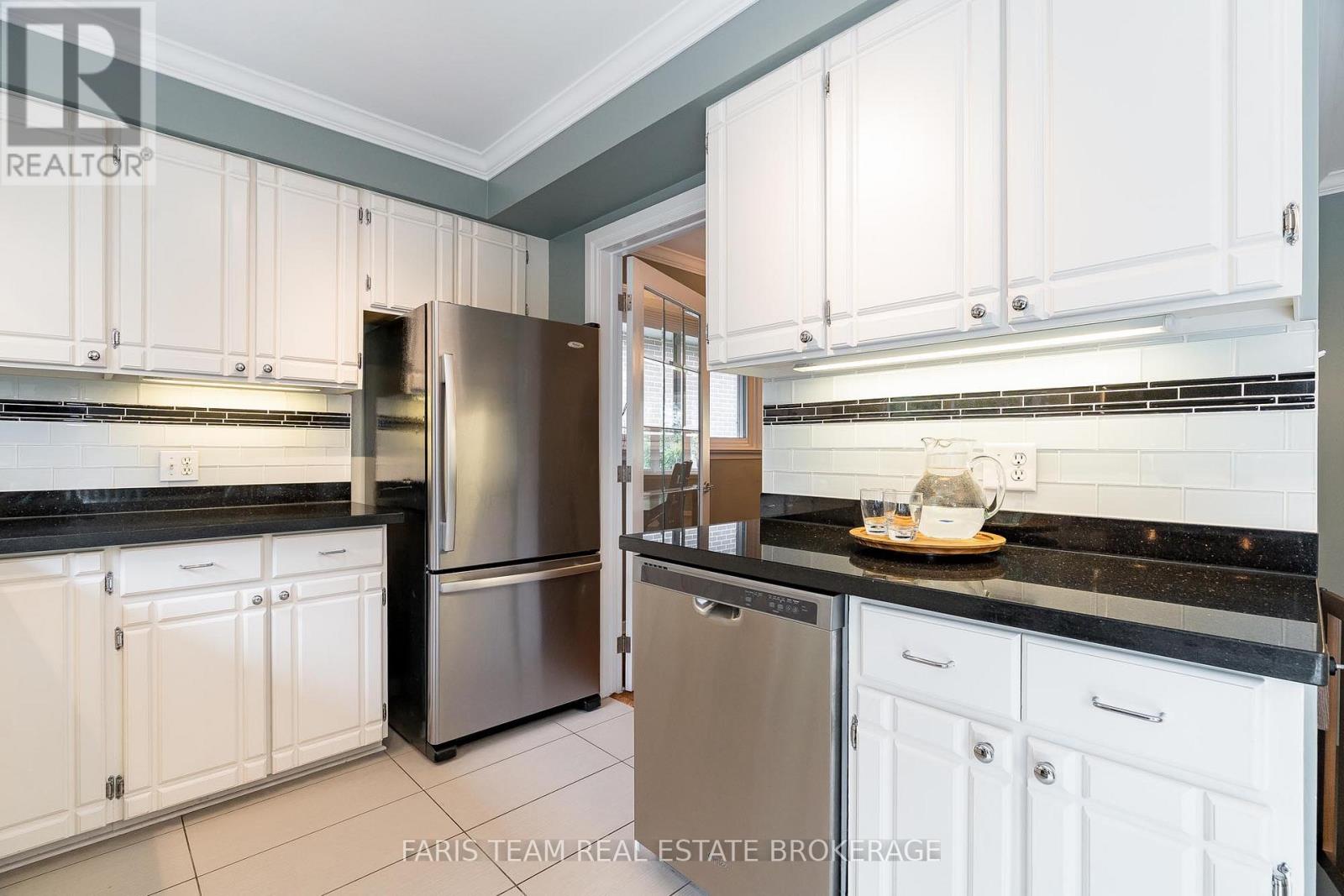 27 Ottaway Avenue, Barrie, Ontario  L4M 2W6 - Photo 6 - S12436143