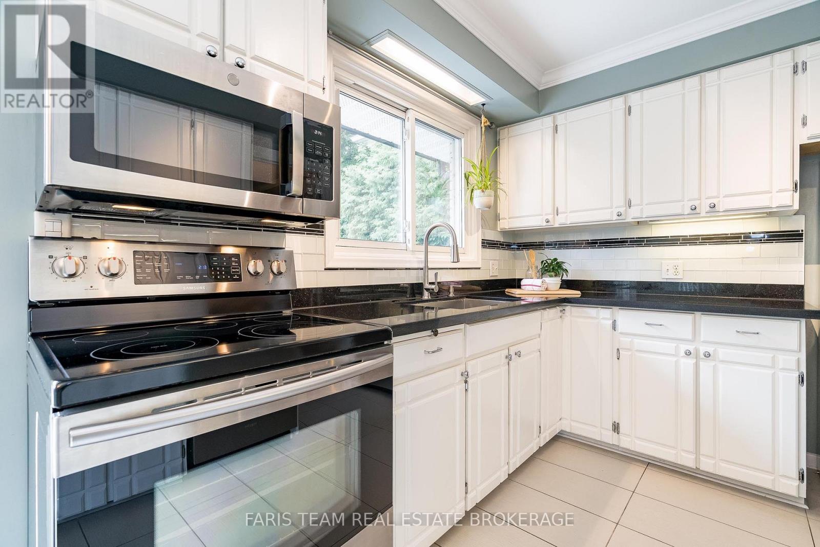 27 Ottaway Avenue, Barrie, Ontario  L4M 2W6 - Photo 7 - S12436143