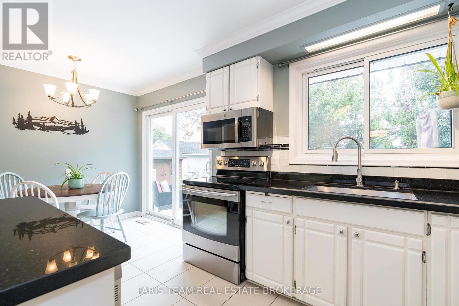 27 Ottaway Avenue, Barrie, Ontario  L4M 2W6 - Photo 8 - S12436143