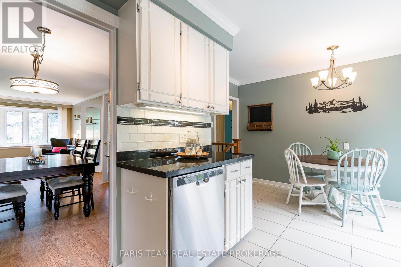 27 Ottaway Avenue, Barrie, Ontario  L4M 2W6 - Photo 9 - S12436143