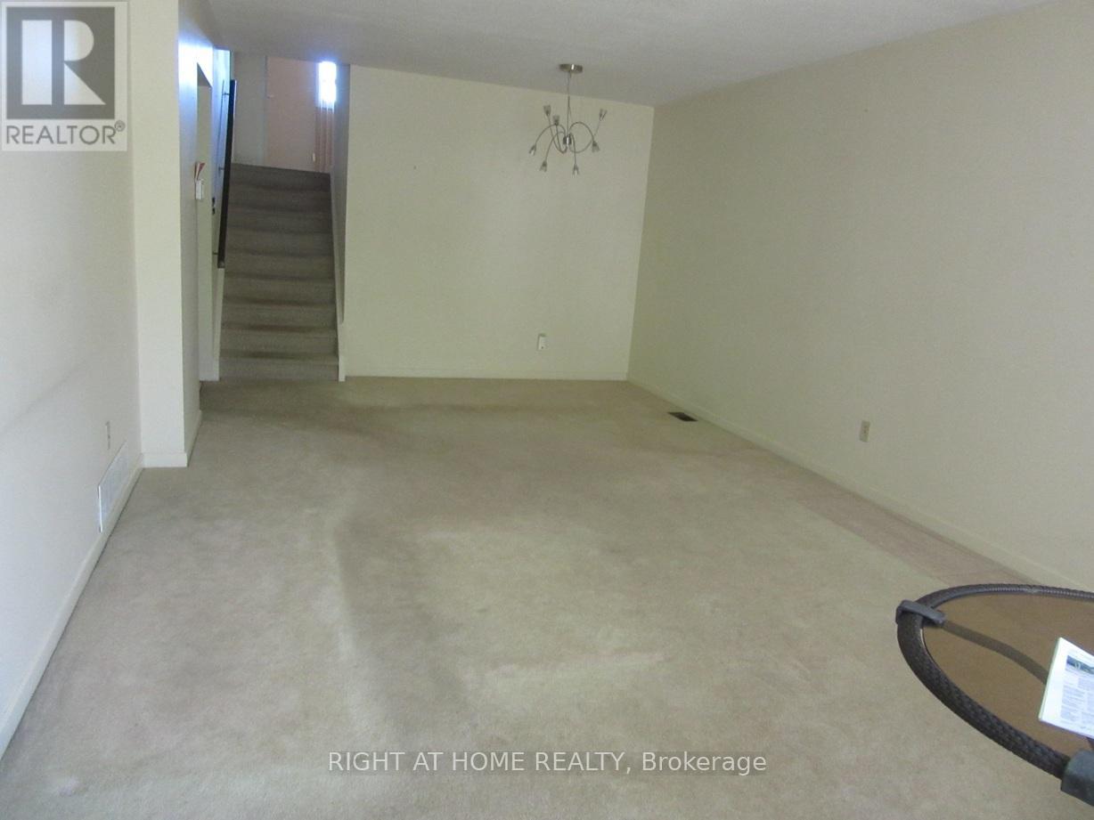 1588 Hobbs Crescent, Mississauga, Ontario  L5J 3R9 - Photo 2 - W12435331