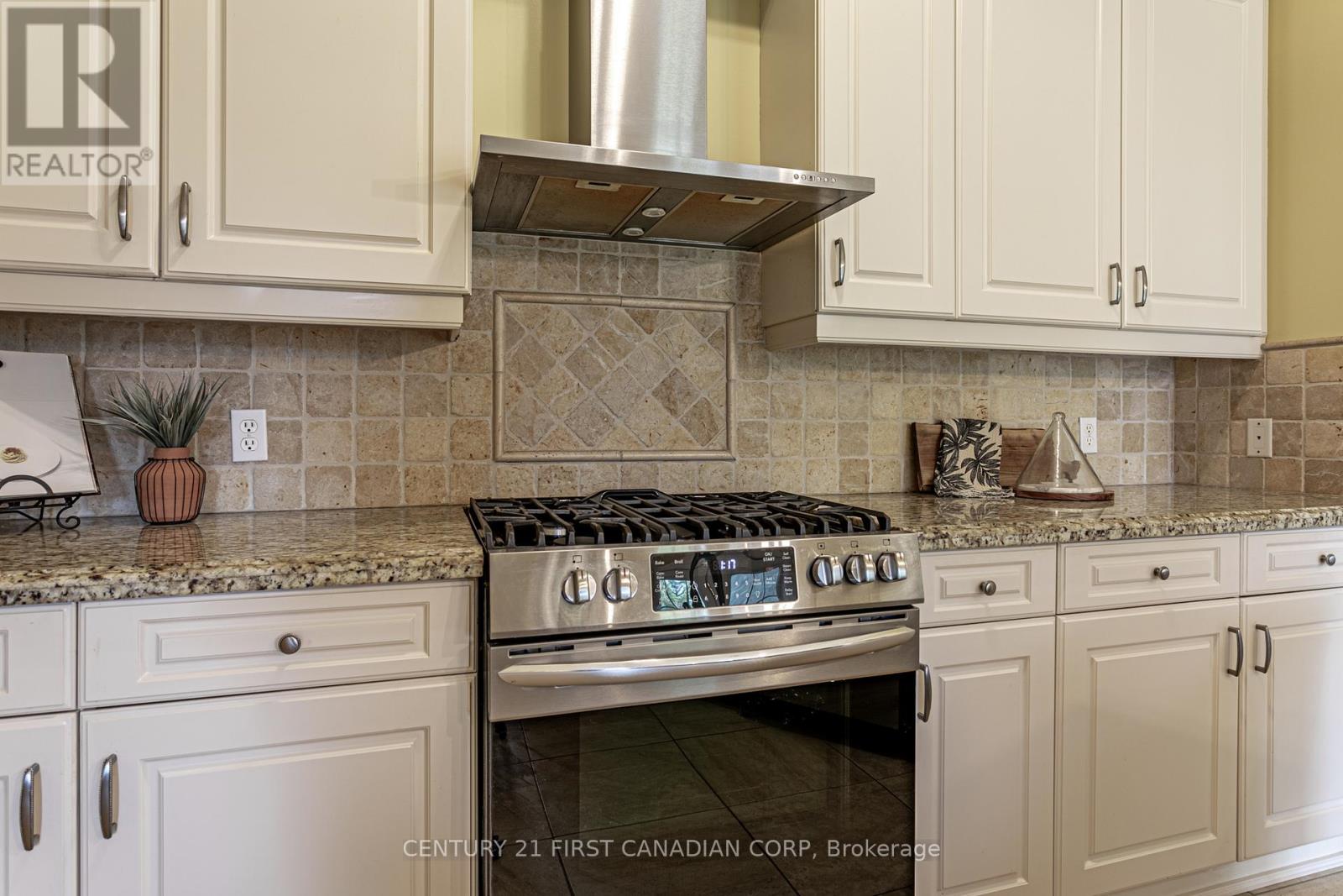 11507 Lagonda Way, Chatham-Kent, Ontario  N0P 1X0 - Photo 12 - X12436296