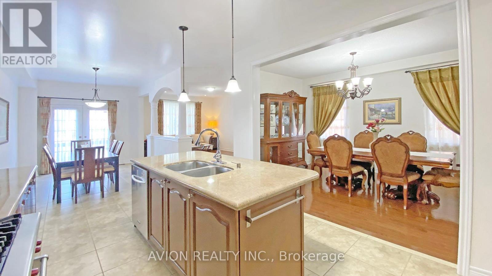 5173 Churchill Meadows Boulevard, Mississauga, Ontario  L5M 8B7 - Photo 3 - W12436119