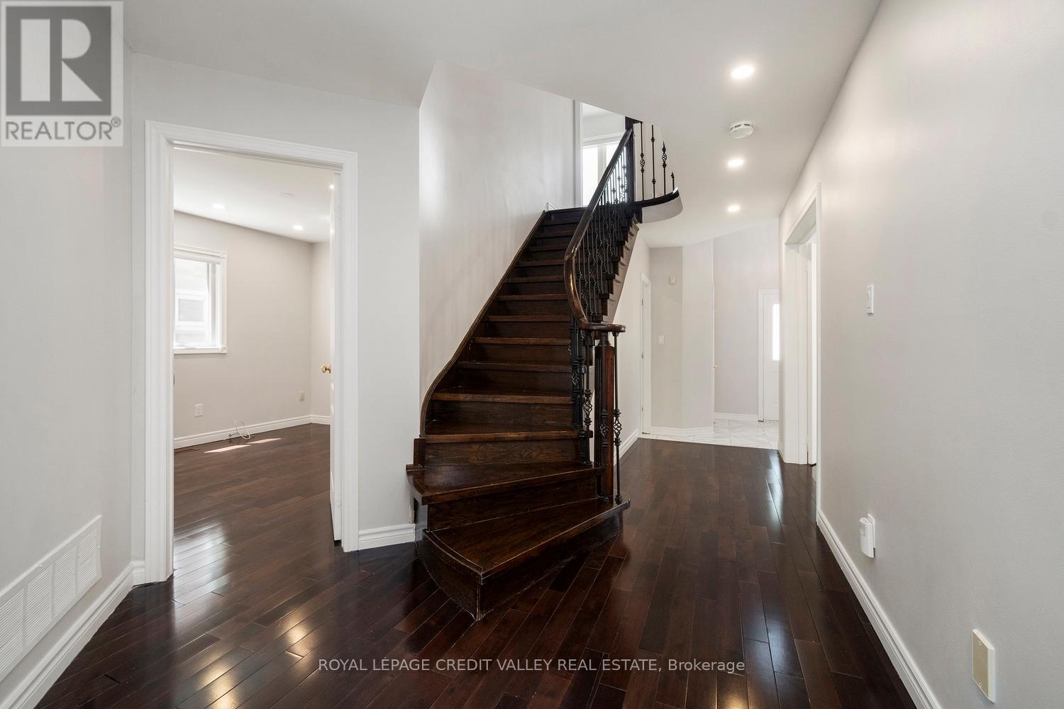 972 Winterton Way, Mississauga, Ontario  L5V 1M6 - Photo 11 - W12436126